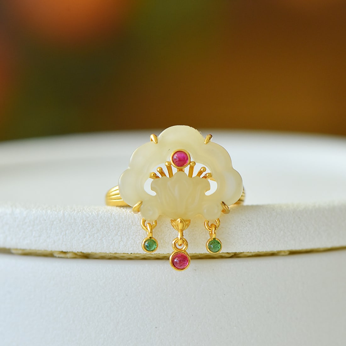 An Exquisite Sterling Silver-Gold Plated Inlaid White Jade Ring: An Exquisite Sterling Silver-Gold Plated Inlaid White Jade Ring,Size:14mmx18mm 纯银镀金镶白玉戒指