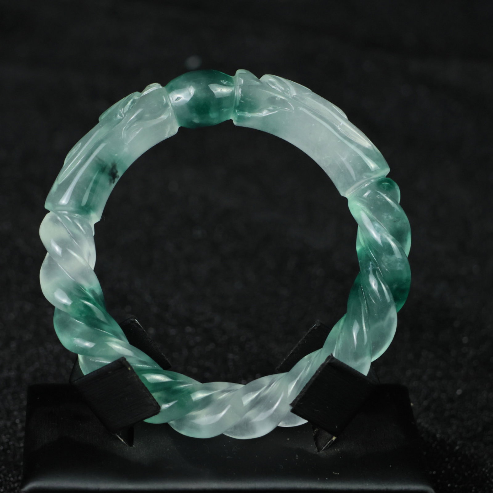An Exquisite Jadeite Dragon-head Bracelets: An Exquisite Jadeite Dragon-head Bracelets，Size:61mmx14mm 翡翠龙首手镯