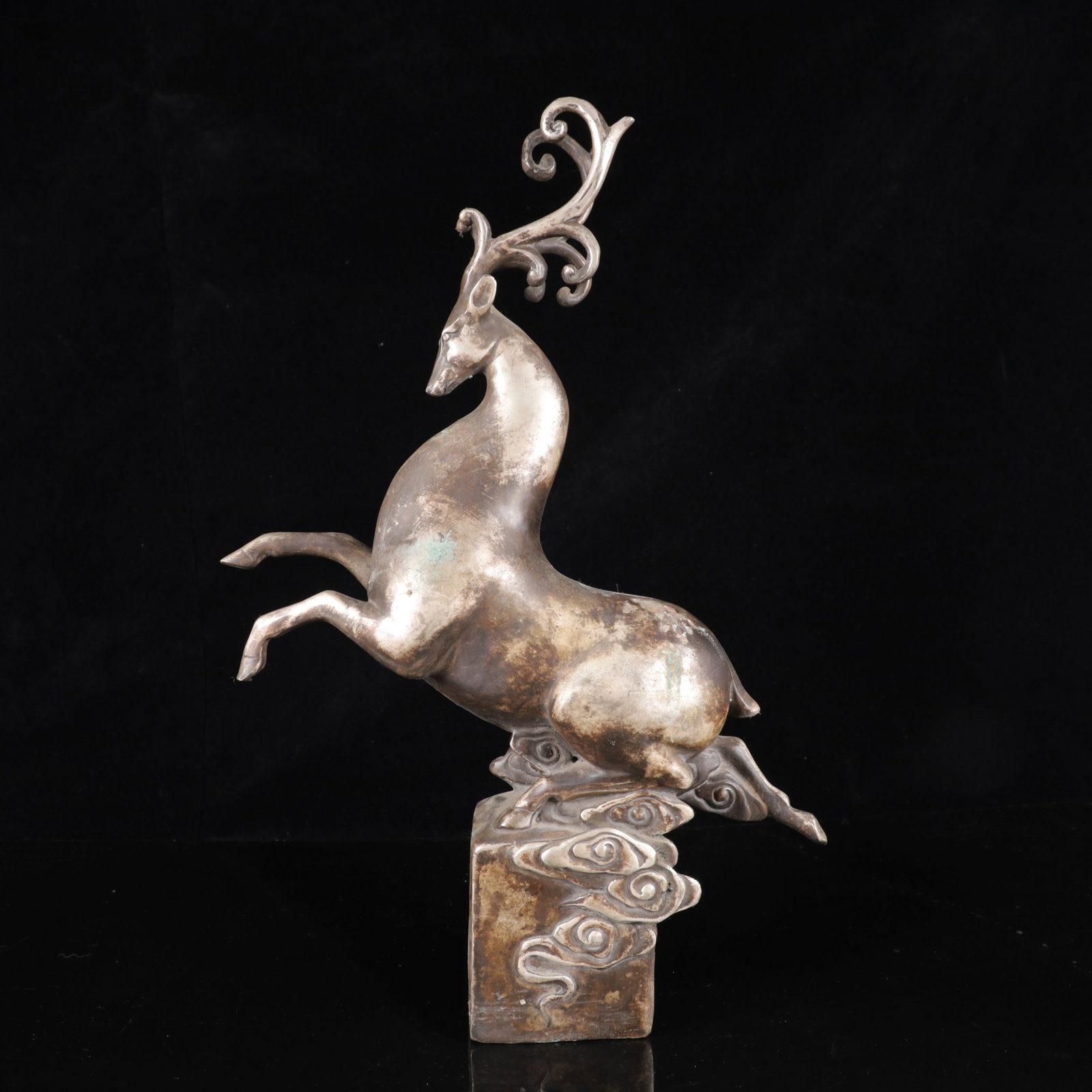 An Exquisite Silver-Plated Bronze Auspicious Cloud and Deer Ornament (1 of 14)
