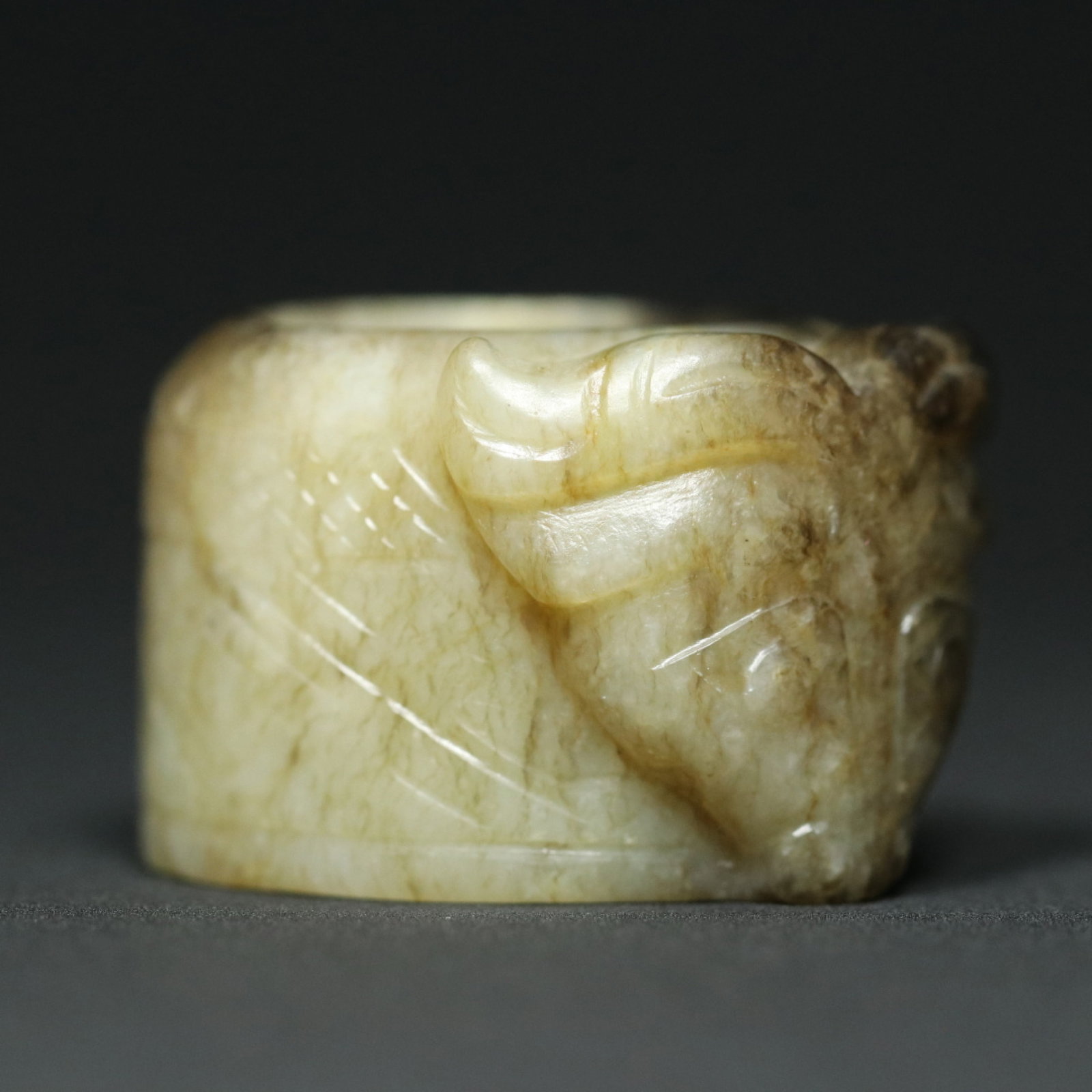 An Exquisite White Jade Buffalo Pattern Thumb Ring - 8