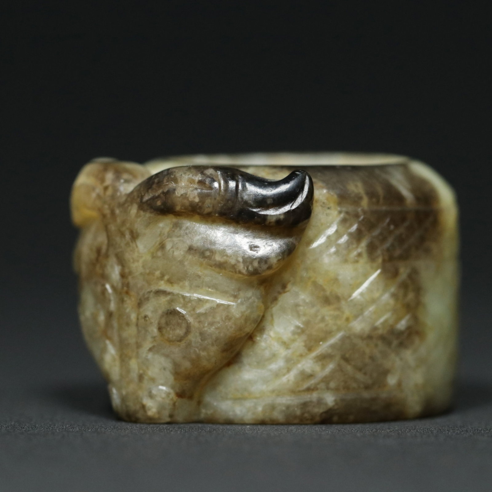 An Exquisite White Jade Buffalo Pattern Thumb Ring - 9