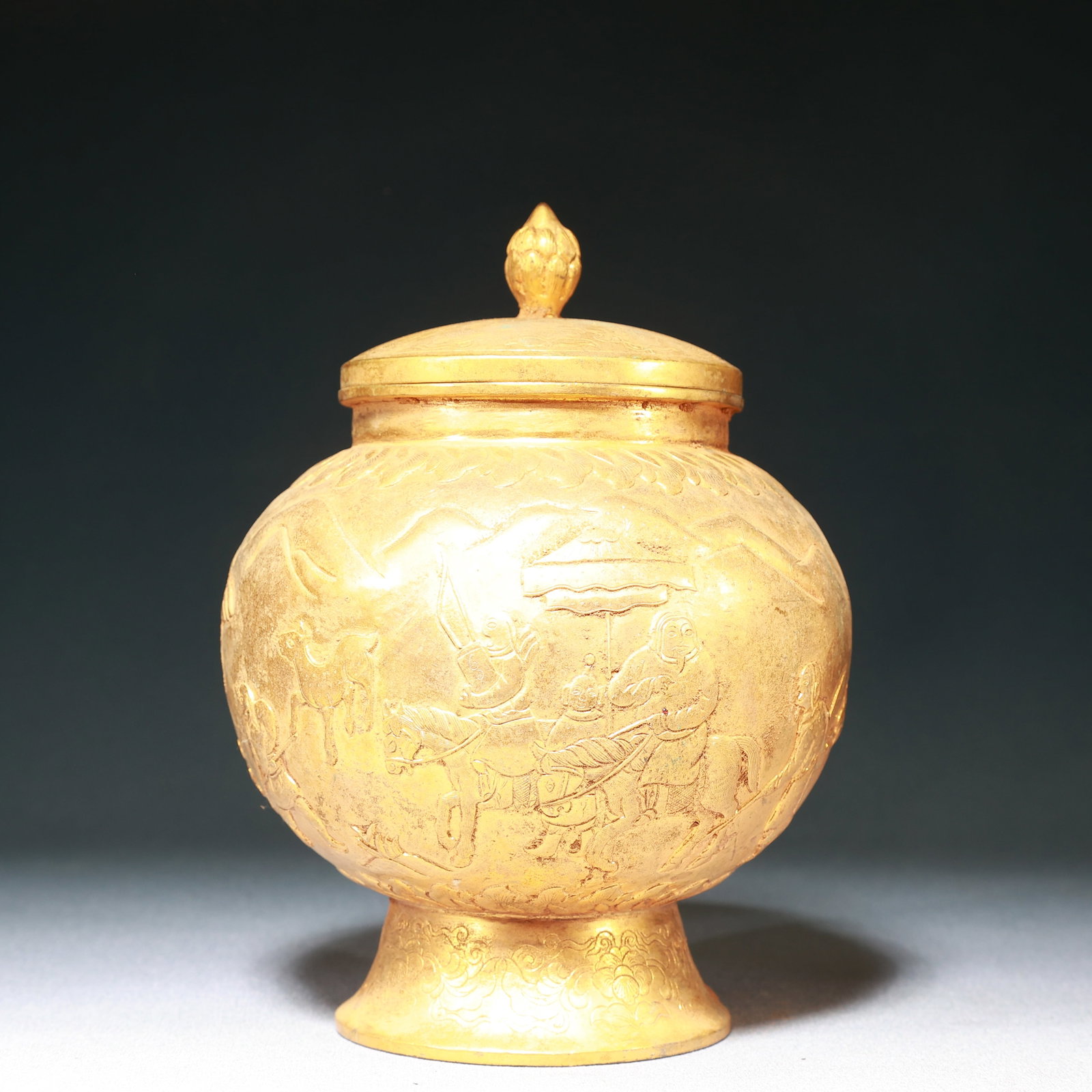 An Exquisite Gilt Bronze Hunting Pattern Jar with Cover: An Exquisite Gilt Bronze Hunting Pattern Jar with Cover,Qing Dynasty,China,Size:5.5inx7.9in,Weight:700g 铜鎏金狩猎纹盖罐,中国清代