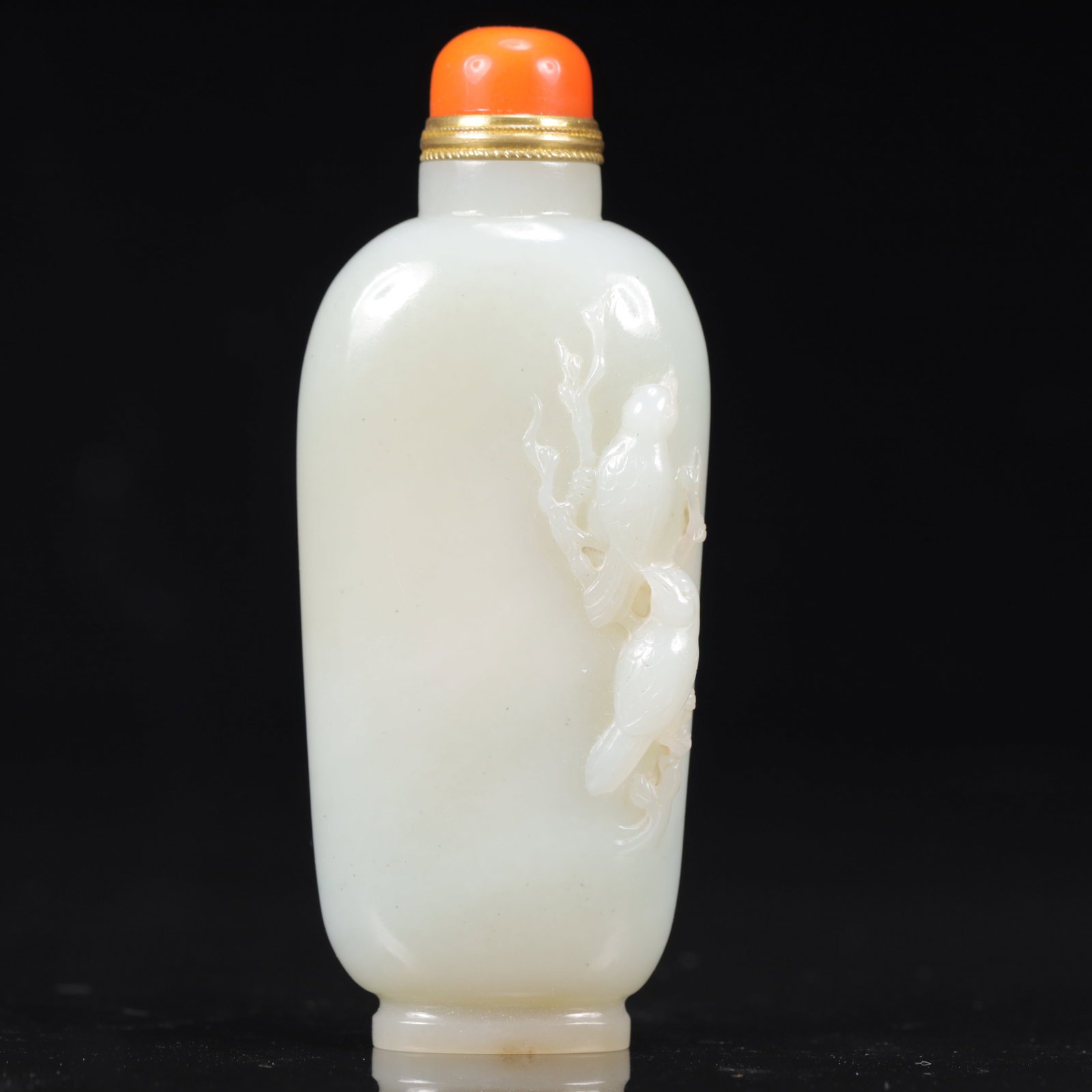 An Exquisite White Jade Flower and Bird Pattern Snuff Bottle: An Exquisite White Jade Flower and Bird Pattern Snuff Bottle,Qing Dynasty, China,Size:1.6inx1inx3.9in,Weight:105g 白玉花鸟纹鼻烟壶,中国ę