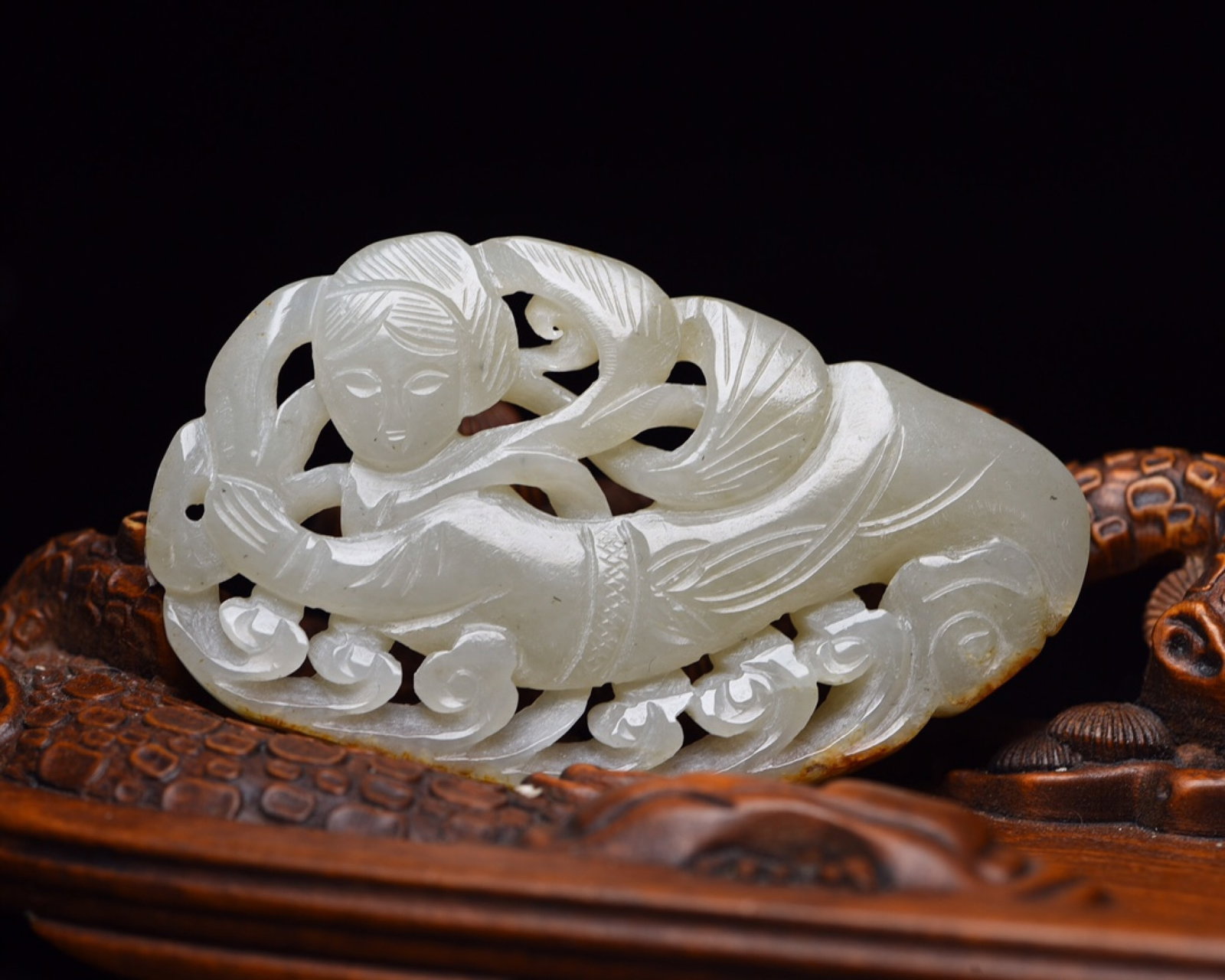 An Exquisite White Jade Figure Pattern Pendant: An Exquisite White Jade Figure Pattern Pendant,Qing Dynasty,China,Size:2.8inx1.7inx0.2in,Weight:32g 白玉人物纹牌,中国清代