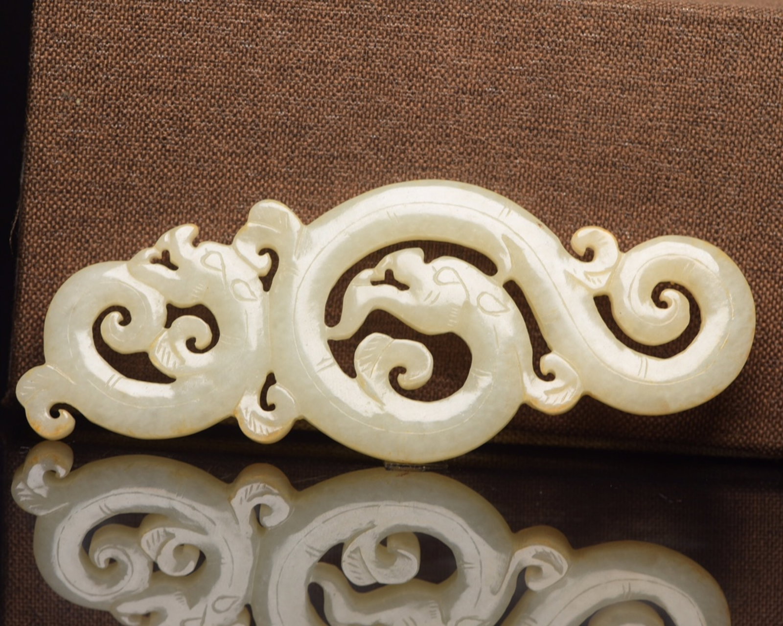 An Exquisite White Jade Dragon Ornament: An Exquisite White Jade Dragon Ornament,Qing Dynasty,China,Size:4.3inx1.6inx0.2in,Weight:36g 白玉龙摆件,中国清代