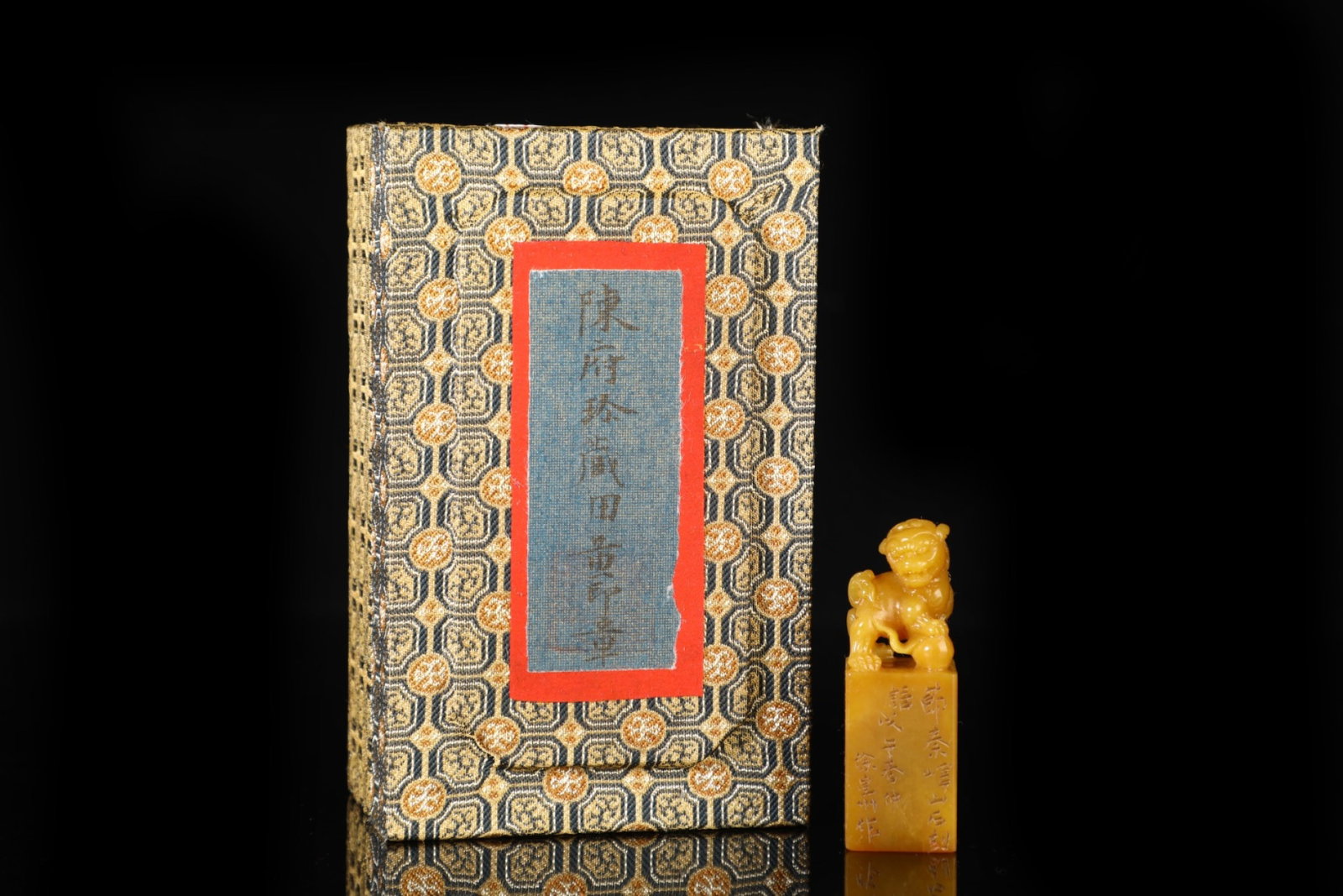An Exquisite Tianhuang Stone Lion Pattern Seal: An Exquisite Tianhuang Stone Lion Pattern Seal,Qing Dynasty,China,with Mark,Size:2.4inx0.8in,Weight:45g 田黄石狮子纹印章,中国清代