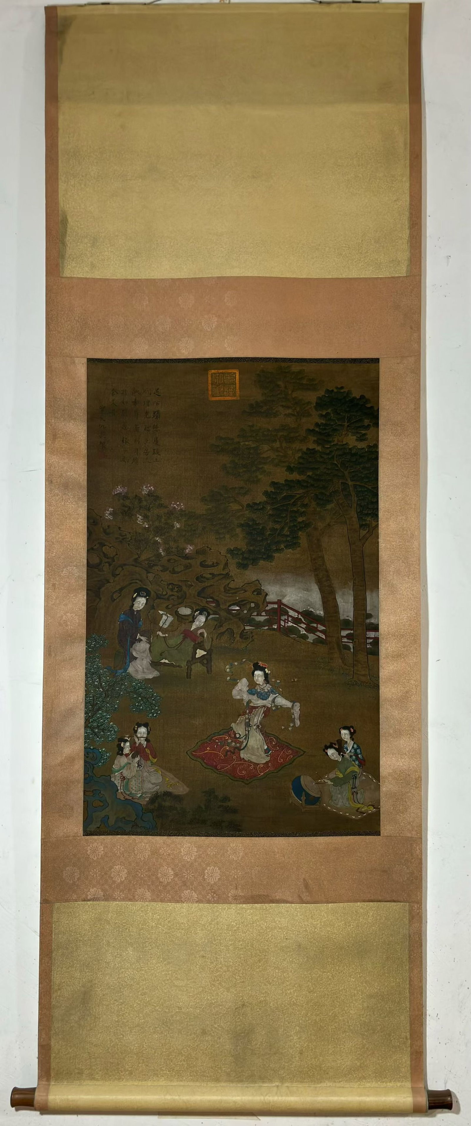 A Chinese Vertical Scroll Ink Painting of Character and Story on Silk: A Chinese Vertical Scroll Ink Painting of Character and Story on Silk,Chou Ying,Size:33.9inx21.7in 一幅中国水墨绢本人物故事Ĭ