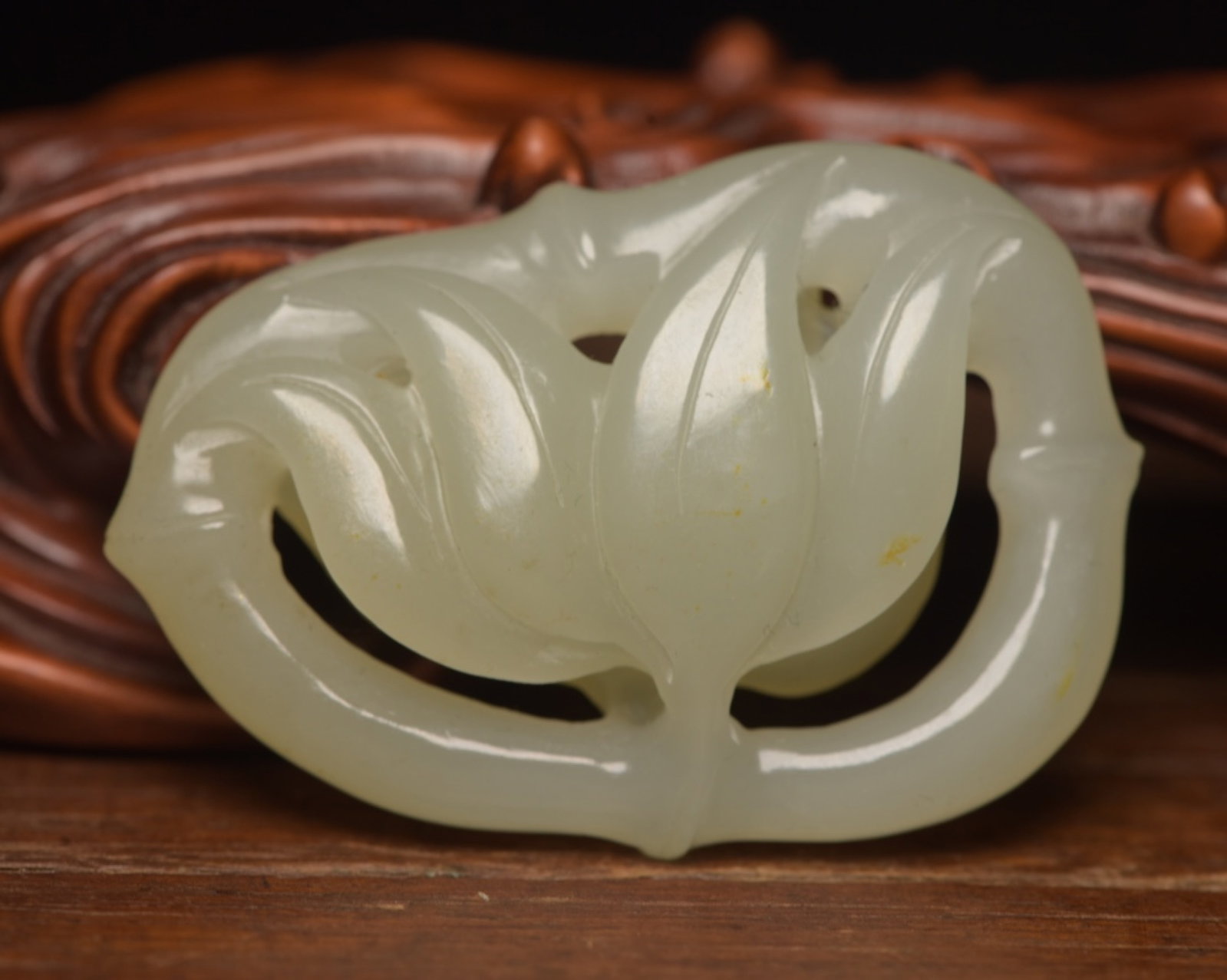 An Exquisite White Jade Bamboo Pattern Pendant: An Exquisite White Jade Bamboo Pattern Pendant,Qing Dynasty,China,Size:2.2inx1.5inx0.5in,Weight:36g 白玉竹纹佩,中国清代