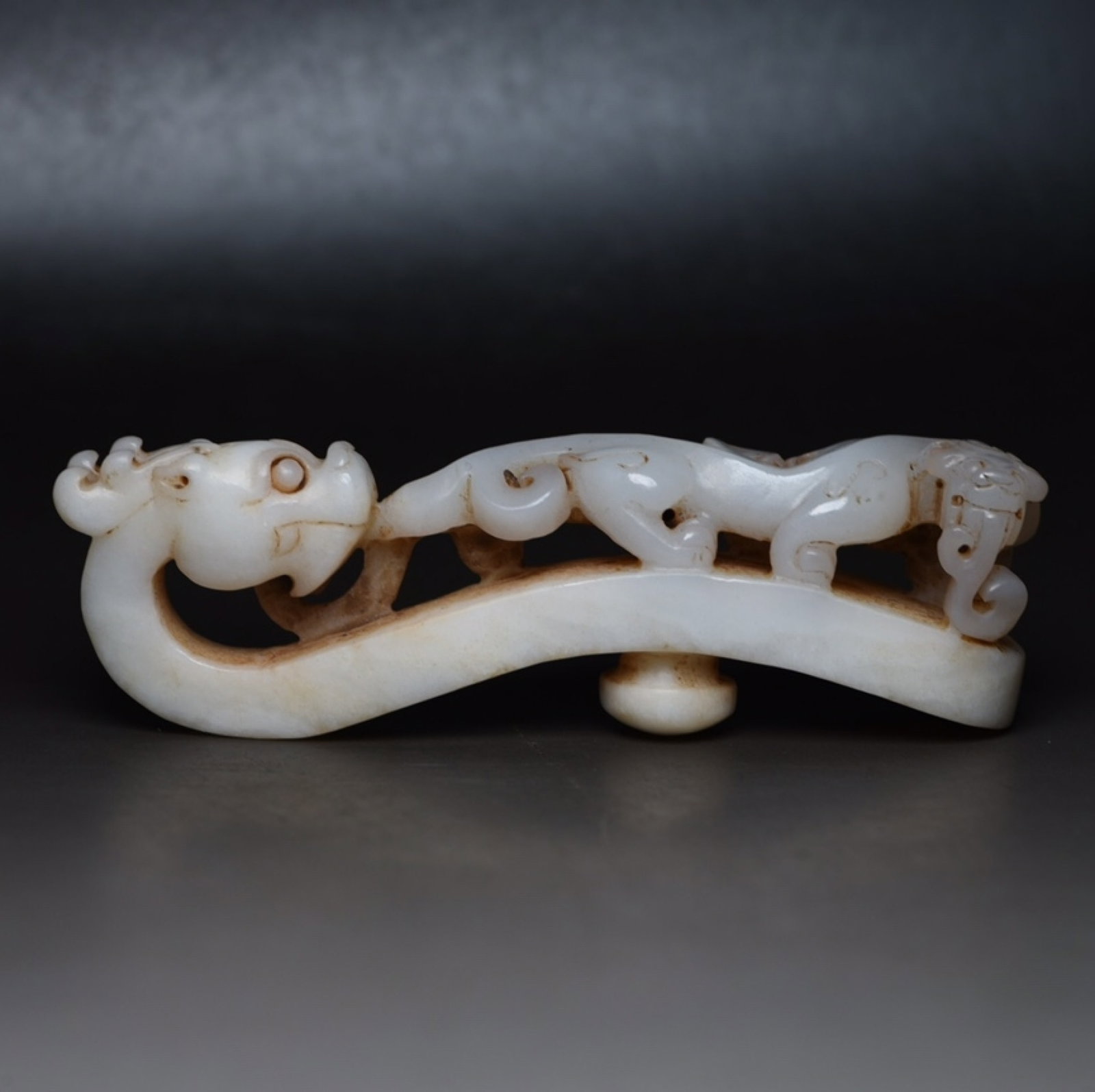 An Exquisite White Jade Dragon Ornament: An Exquisite White Jade Dragon Ornament,Qing Dynasty,China,Size:3.9inx1.3inx0.9in,Weight:78g 白玉龙摆件,中国清代