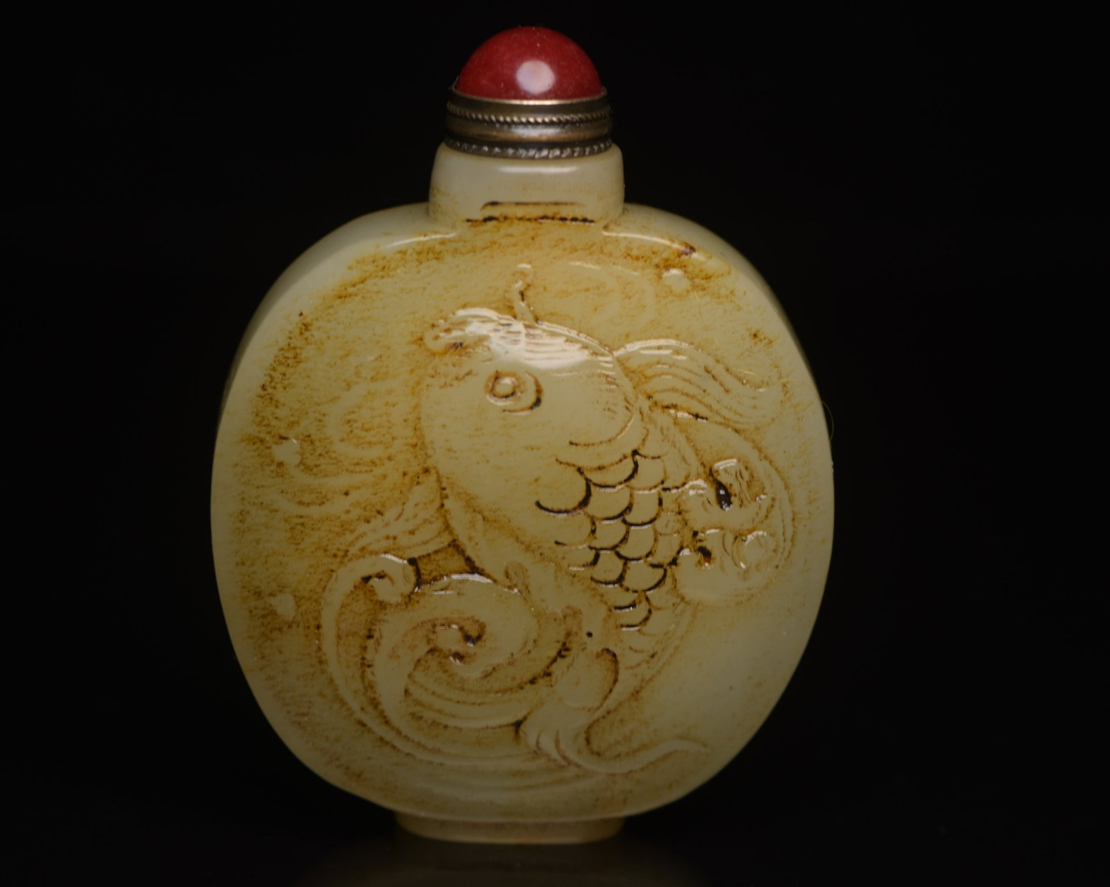 An Exquisite White Jade Fish Pattern Snuff Bottle: An Exquisite White Jade Fish Pattern Snuff Bottle,Qing Dynasty,China,Size:2.2inx1.7inx0.5in,Weight:50g 白玉鱼纹鼻烟壶,中国清代