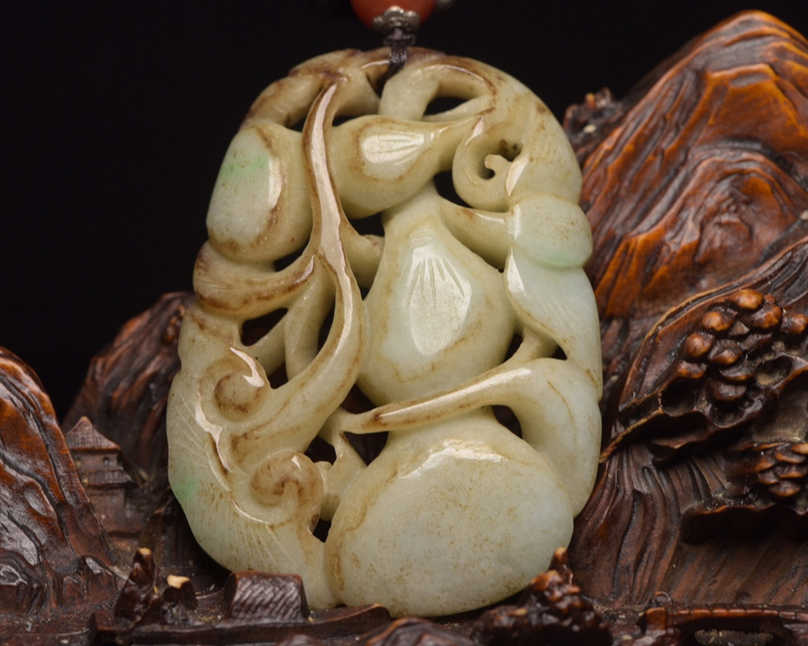 An Exquisite Jadeite Gourd Pattern Pendant: An Exquisite Jadeite Gourd Pattern Pendant,Qing Dynasty,China,Size:2.6inx2inx0.5in,Weight:73g 翡翠葫芦纹牌,中国清代