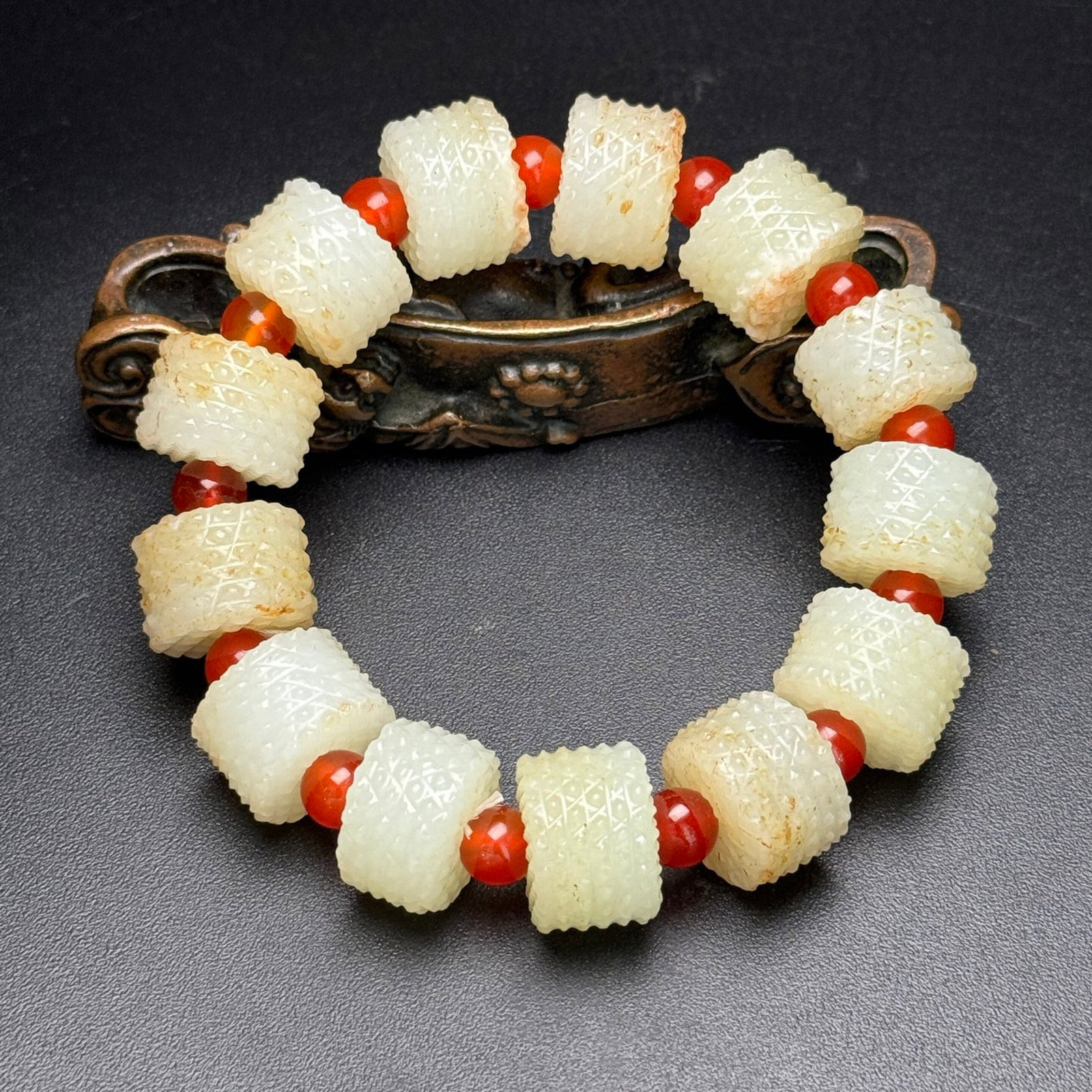 An Exquisite White Jade Bracelet: An Exquisite White Jade Bracelet,Qing Dynasty,China,Size:0.7inx0.5in,Weight:117g 白玉手链,中国清代