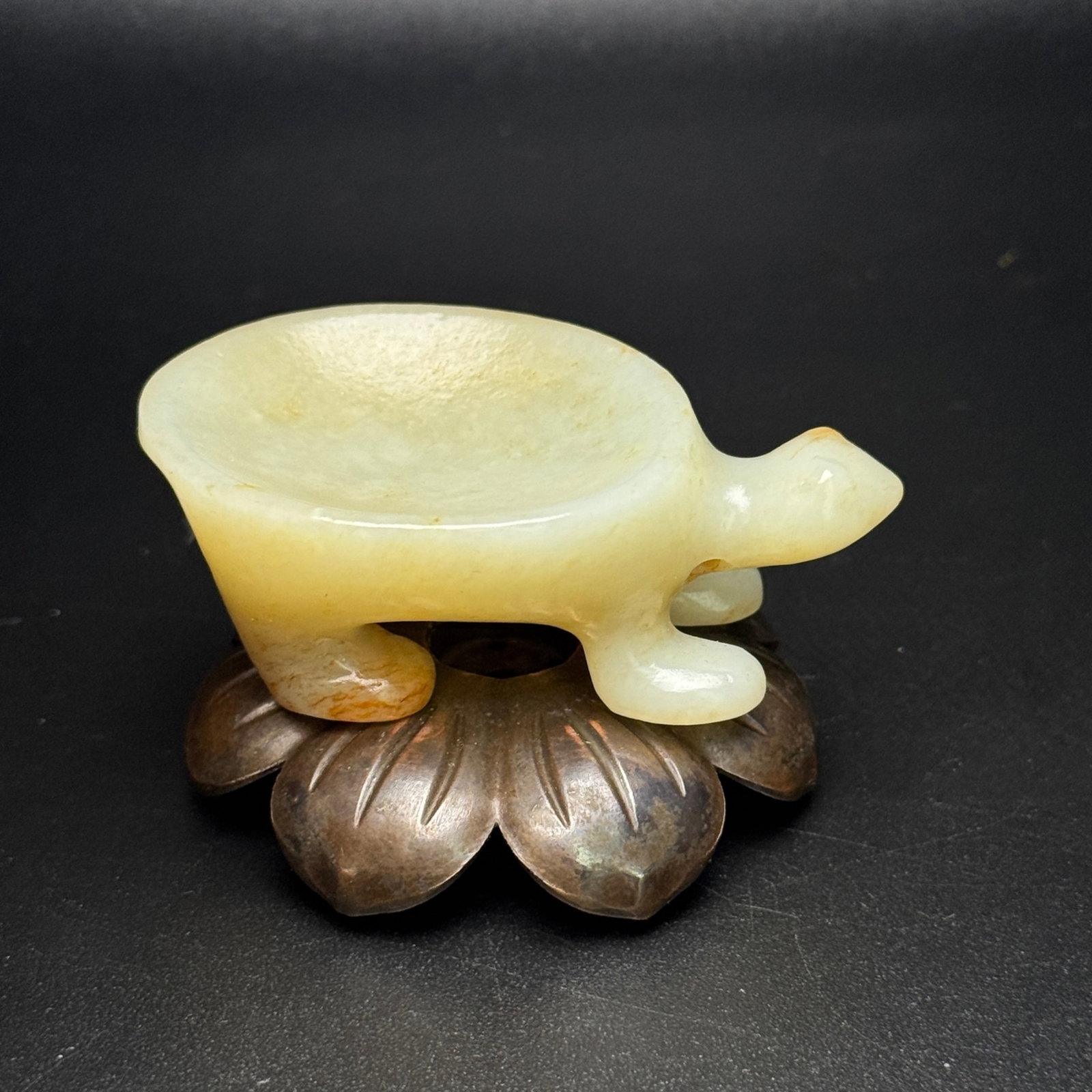 An Exquisite White Jade Turtle Brush Washer: An Exquisite White Jade Turtle Brush Washer,Qing Dynasty,China,Size:2.8inx1.7inx0.9in,Weight:73g 白玉龟笔洗,中国清代