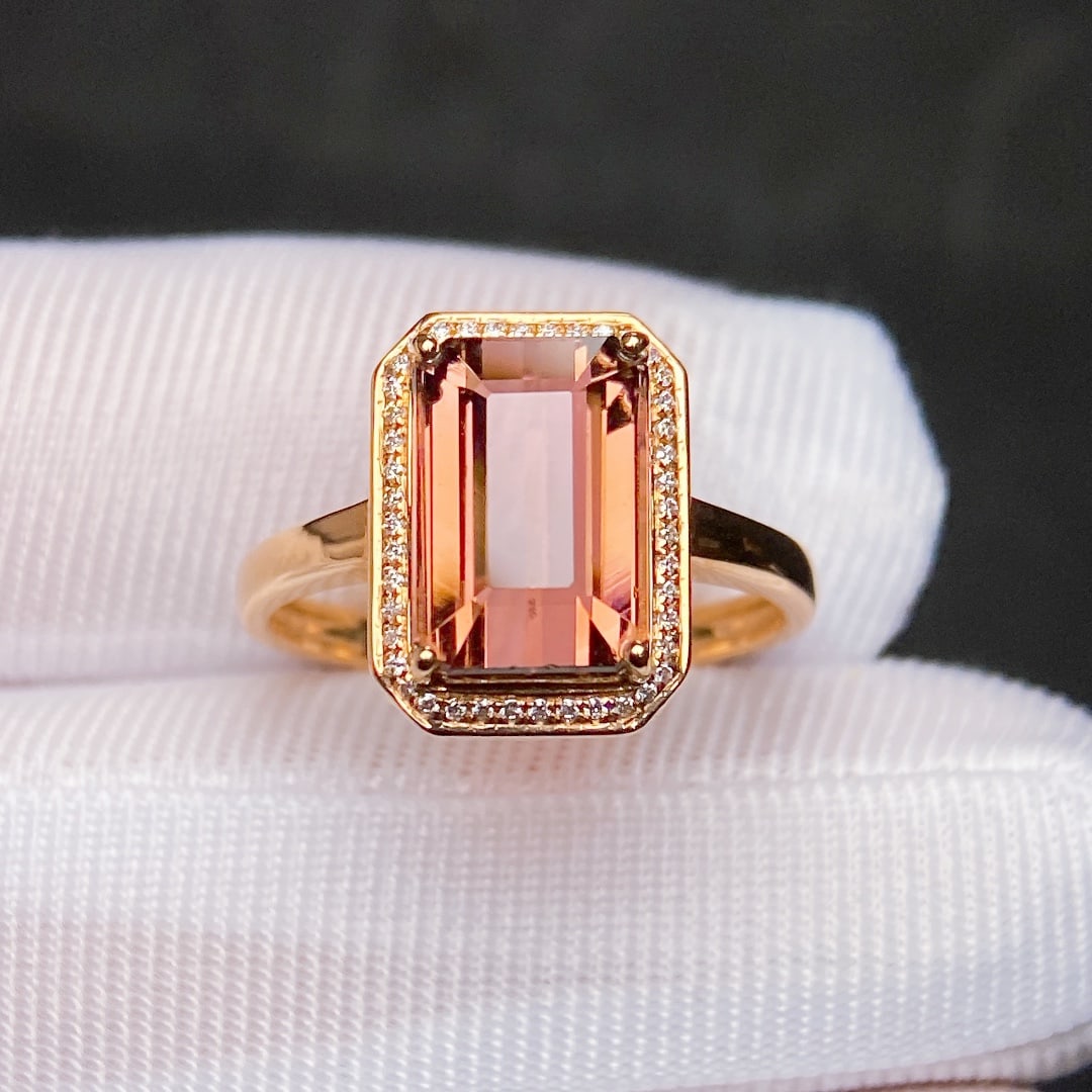 4.12Ctw Natural Tourmaline Ring: 4.12Ctw Natural Tourmaline Ring,Size:0.4inx0.3in 4.12Ctw天然碧玺戒指
