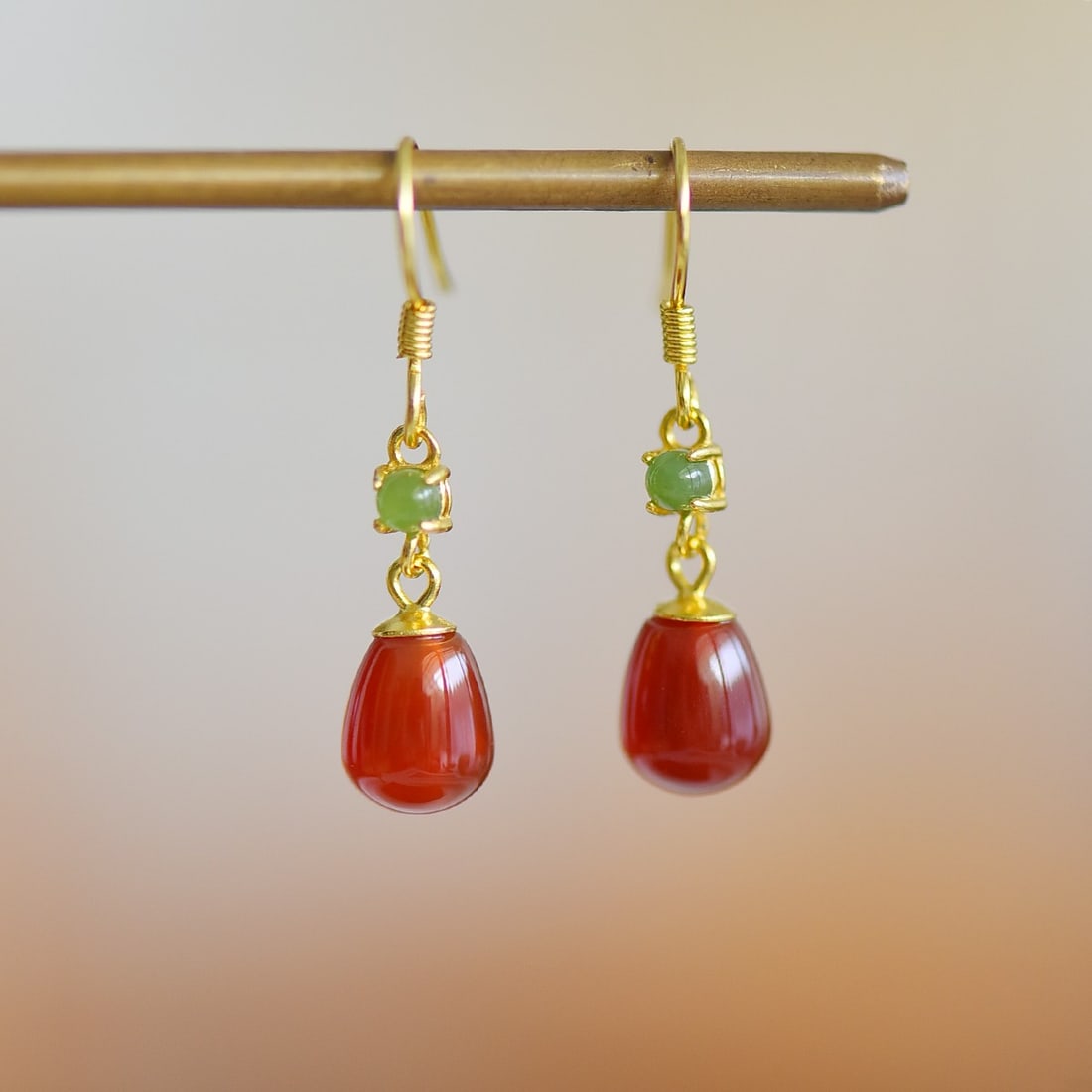 A Pair of Exquisite Sterling Silver-Gold Plated Inlaid Agate Earrings: A Pair of Exquisite Sterling Silver-Gold Plated Inlaid Agate Earrings,Size:0.3inx0.4in 一对纯银镀金镶玛瑙耳环