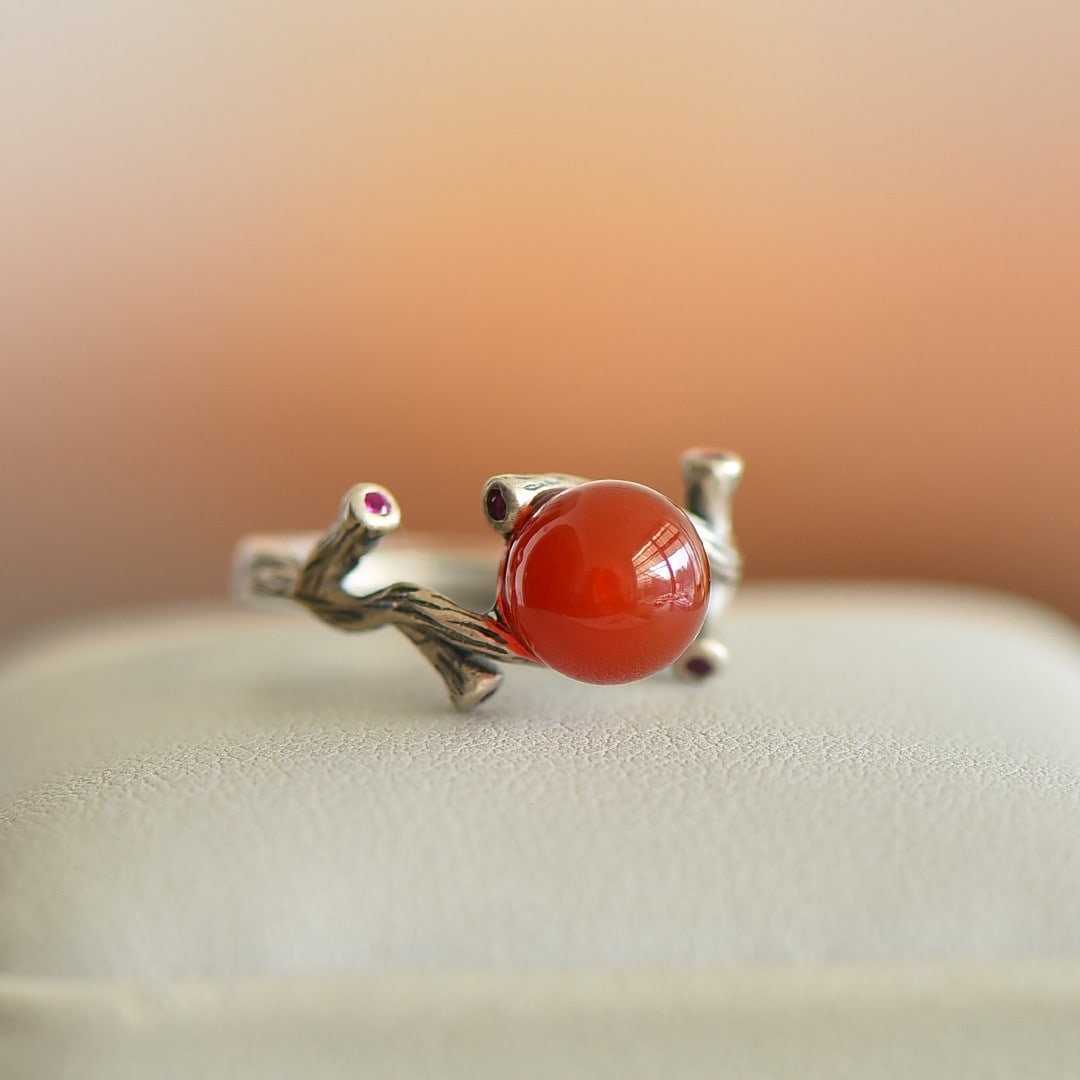 An Exquisite Sterling Silver Inlaid Agate Ring: An Exquisite Sterling Silver Inlaid Agate Ring,Size:0.3inx0.3in 纯银镶玛瑙戒指