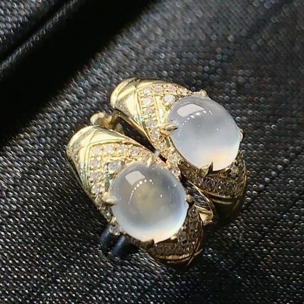 A Pair of Exquisite 18k Gold Diamond Inlaid Jadeite Earrings: A Pair of Exquisite 18k Gold Diamond Inlaid Jadeite Earrings,Size(Loose Stone):0.2inx0.2inx0.1in 一对18k金钻镶嵌翡翠耳环