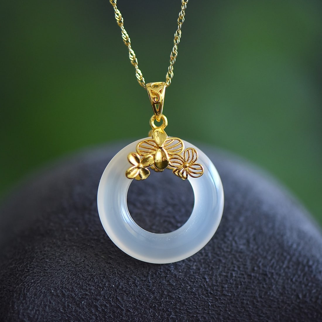 An Exquisite Sterling Silver-Gold Plated Inlaid White Agate Necklace: An Exquisite Sterling Silver-Gold Plated Inlaid White Agate Necklace,Size:1inx1in 纯银镀金镶白玛瑙项链
