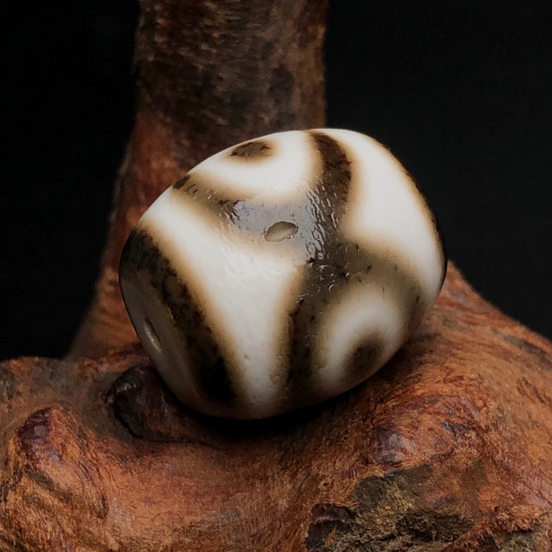 An Exquisite Dzi Bead Pendant: An Exquisite Dzi Bead Pendant,Size:0.8inx0.7in,Weight:11.5g 天珠挂件