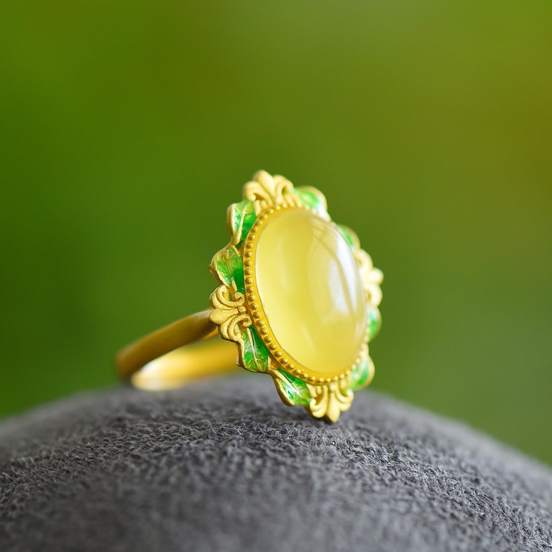 An Exquisite Sterling Silver-Gold Plated Inlaid Amber Enamel Ring: An Exquisite Sterling Silver-Gold Plated Inlaid Amber Enamel Ring,Size:0.4inx0.9in 寓意:好运连连,事业有成 纯银镀金&#