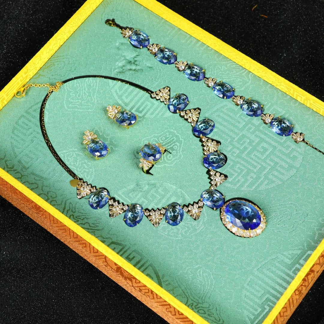 An Exquisite Ring: An Exquisite Ring,Size:0.6inx0.5in 一个精美的戒指