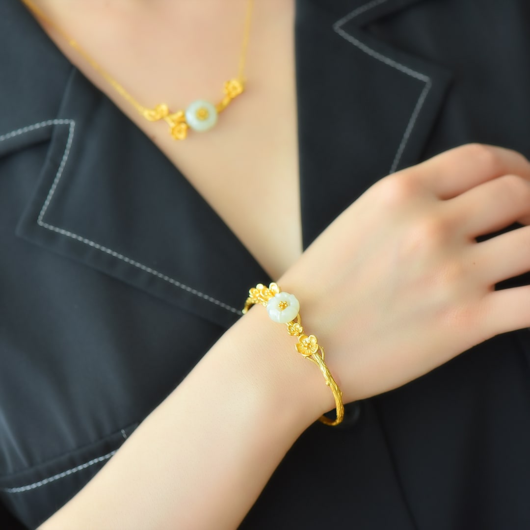 A Set of Fine Sterling Silver-Gold Plated Inlaid White Jade Jewelrys: A Set of Fine Sterling Silver-Gold Plated Inlaid White Jade Jewelrys 一套纯银镀金镶白玉首饰