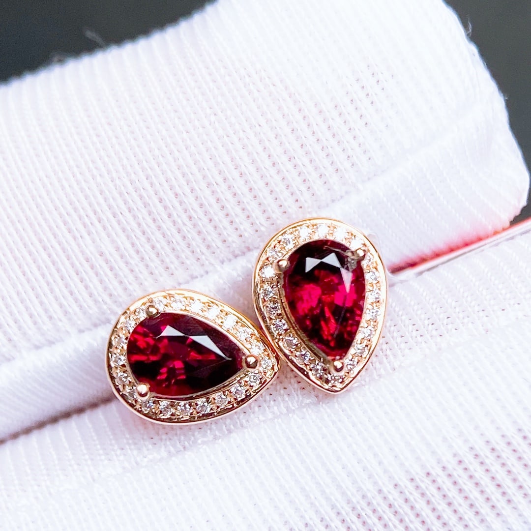 A Pair of 1.32Ctw Natural Tourmaline Earrings: A Pair of 1.32Ctw Natural Tourmaline Earrings,Size:0.3inx0.2in 一对1.32Ctw天然碧玺耳钉