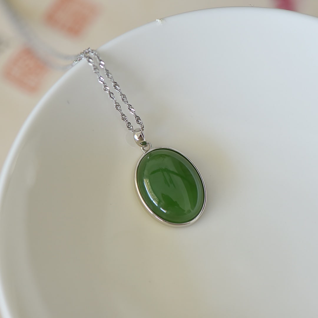 An Exquisite Sterling Silver Inlaid Jasper Pendant: An Exquisite Sterling Silver Inlaid Jasper Pendant,Size:0.6inx0.8in 纯银镶碧玉吊坠