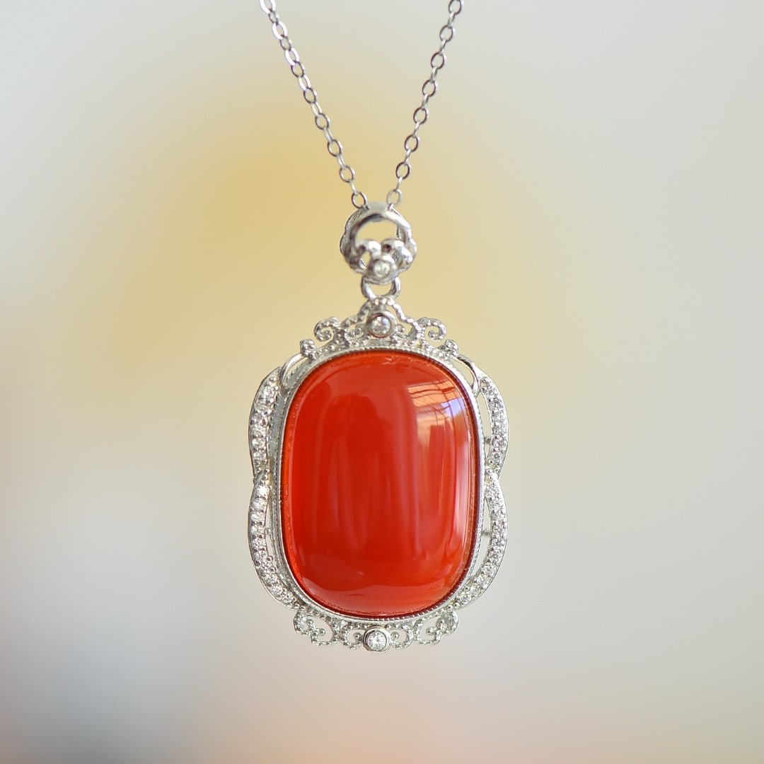 An Exquisite Sterling Silver Inlaid Agate Pendant: An Exquisite Sterling Silver Inlaid Agate Pendant,Size:0.6inx0.9in 纯银镶玛瑙吊坠