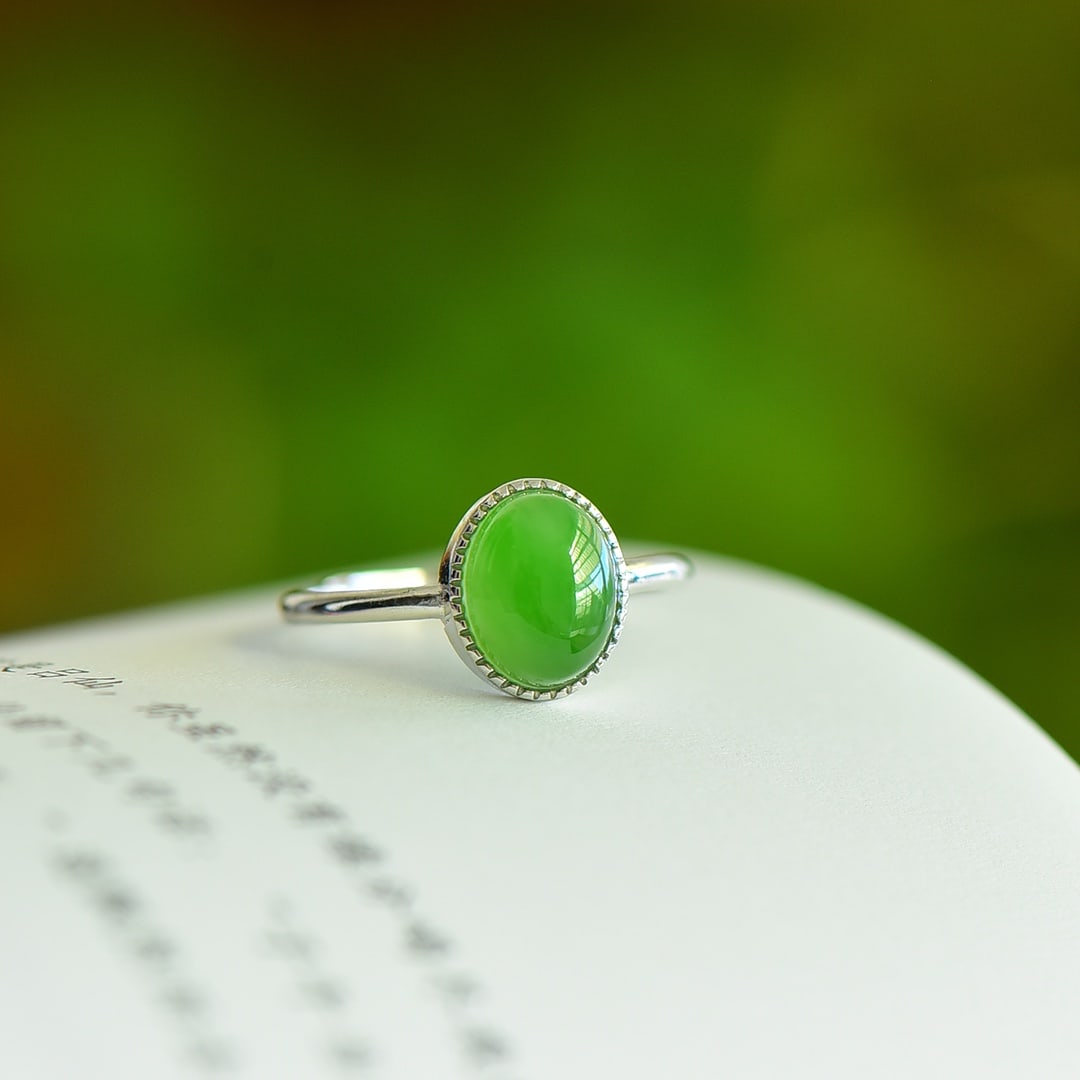 An Exquisite Sterling Silver Inlaid Jasper Ring: An Exquisite Sterling Silver Inlaid Jasper Ring,Size:0.3inx0.4in 纯银镶碧玉戒指