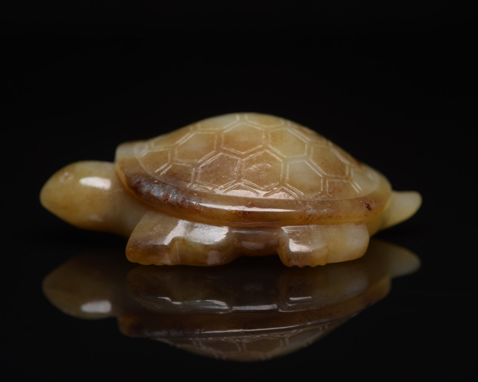 An Exquisite White Jade Turtle Ornament: An Exquisite White Jade Turtle Ornament,Qing Dynasty,China,Size:2.8inx2inx0.9in,Weight:96g 白玉龟摆件,中国清代