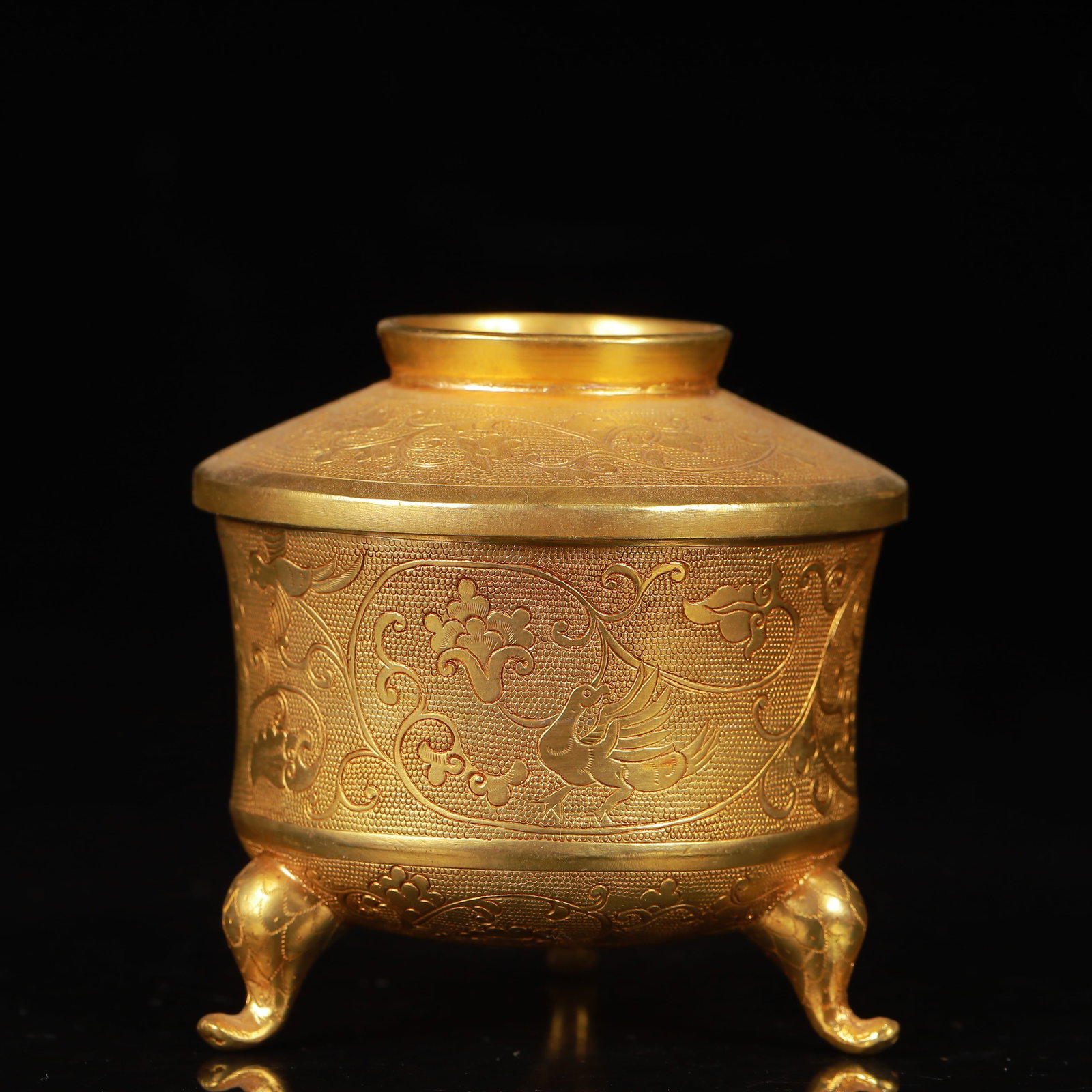 An Exquisite Gilt Bronze Flower and Bird Pattern Tripod Cup: An Exquisite Gilt Bronze Flower and Bird Pattern Tripod Cup,Qing Dynasty,China,Size:2.8inx3in,Weight:366g 铜鎏金花鸟纹三足杯,中国ę