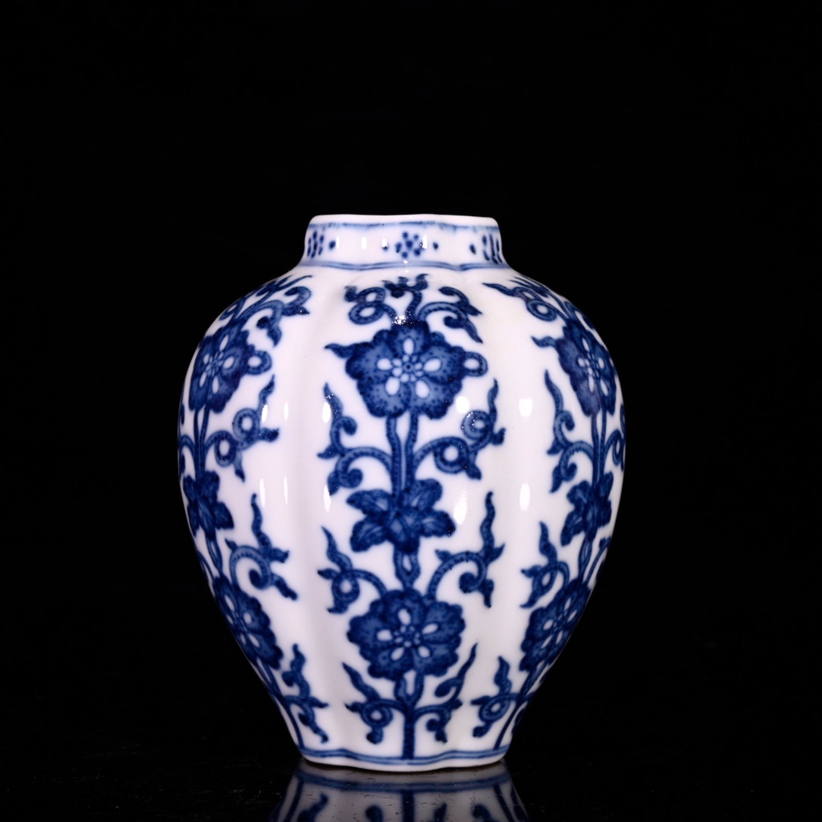 An Exquisite Blue and White Lotus Pattern Jar: An Exquisite Blue and White Lotus Pattern Jar,Qing Dynasty,China,Yongzheng Six-character Mark,Size:4.1inx3.5in 青花缠枝莲纹罐,中国清代