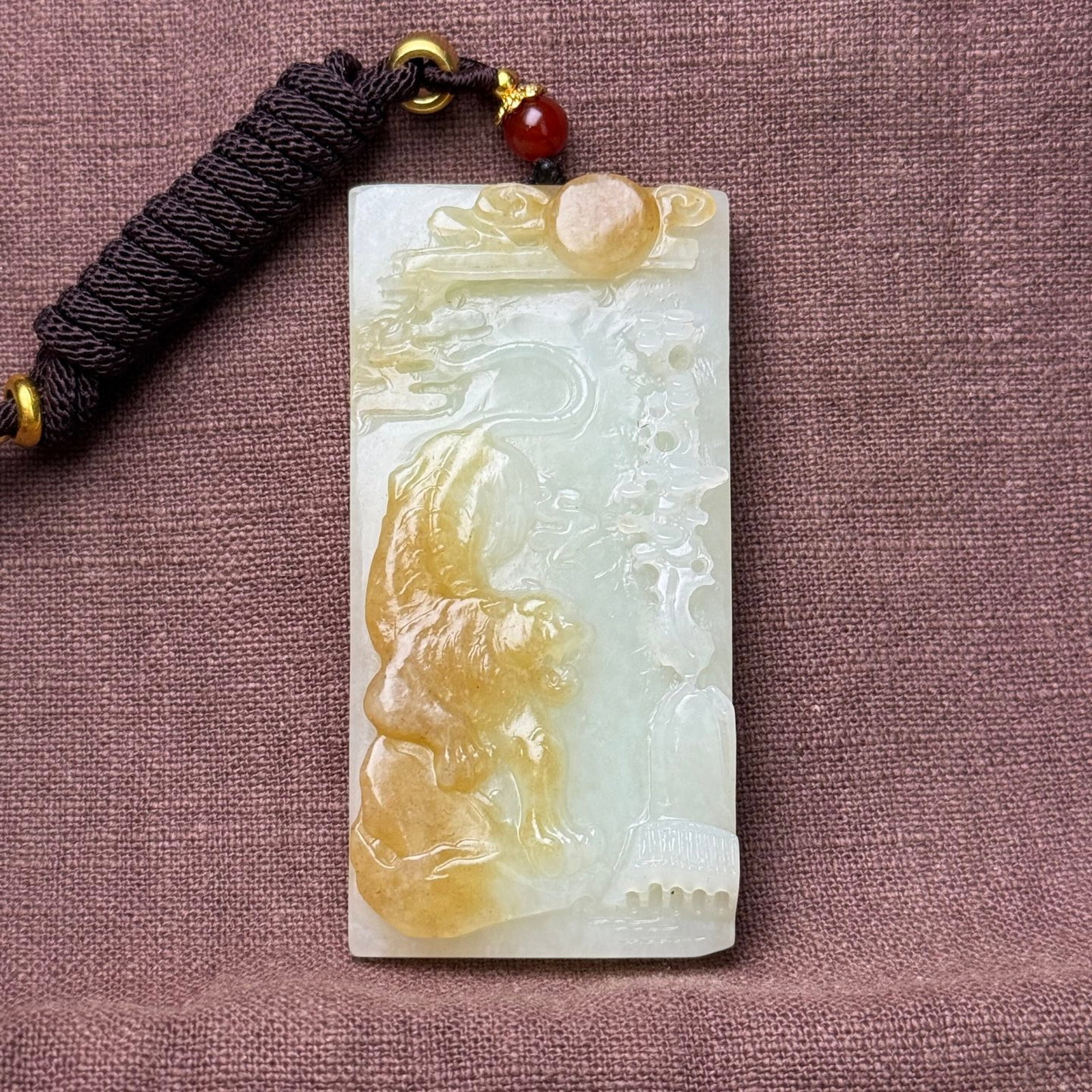 An Exquisite White Jade Tiger Patten Pendant: An Exquisite White Jade Tiger Patten Pendant,Qing Dynasty,China,Size:72mmx35mmx11mm,Weight:59g 白玉虎纹挂件,中国清代