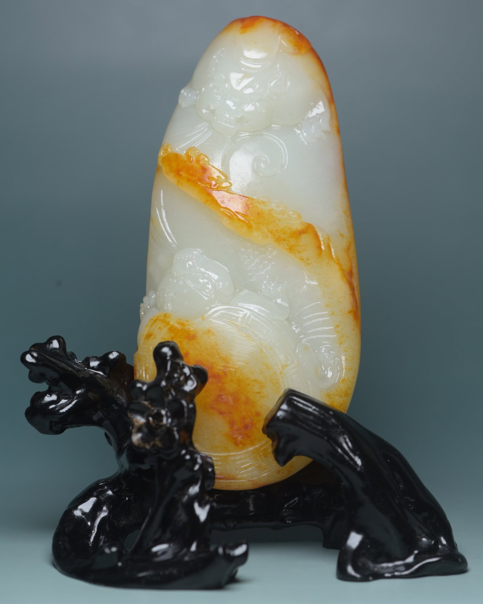 An Exquisite White Jade Dragon Pattern Ornament: An Exquisite White Jade Dragon Pattern Ornament,Qing Dynasty,China,Size:4.7inx2.2inx0.9in,Weight:276g 白玉龙纹摆件,中国清代