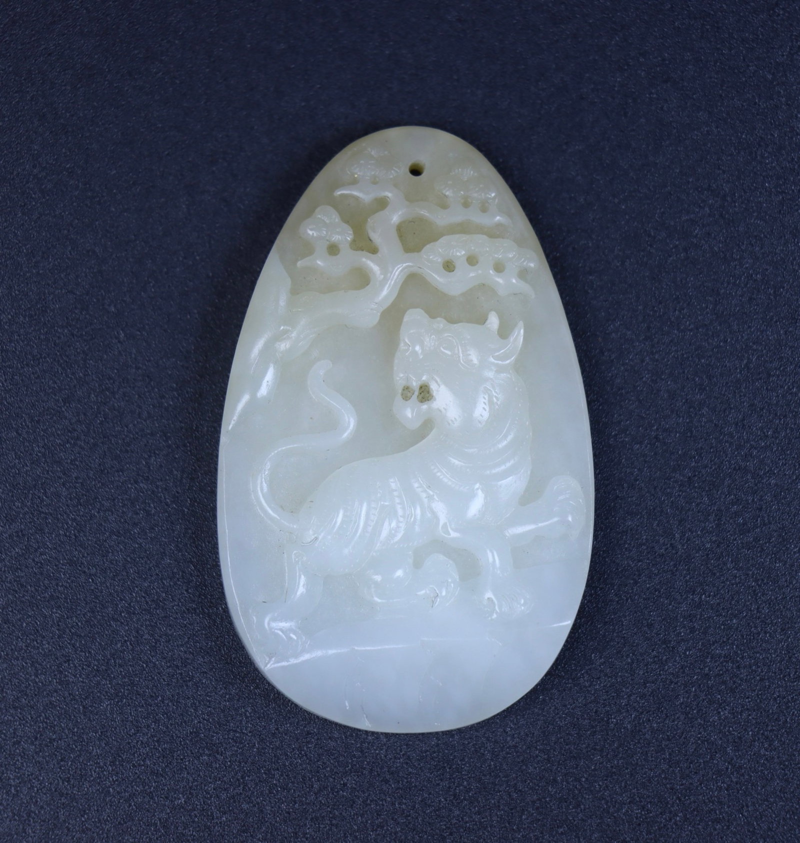 An Exquisite White Jade Tiger Pattern Pendant: An Exquisite White Jade Tiger Pattern Pendant,Qing Dynasty,China,Size:2.2inx1.4inx0.3in,Weight:31g 白玉虎纹挂件,中国清代