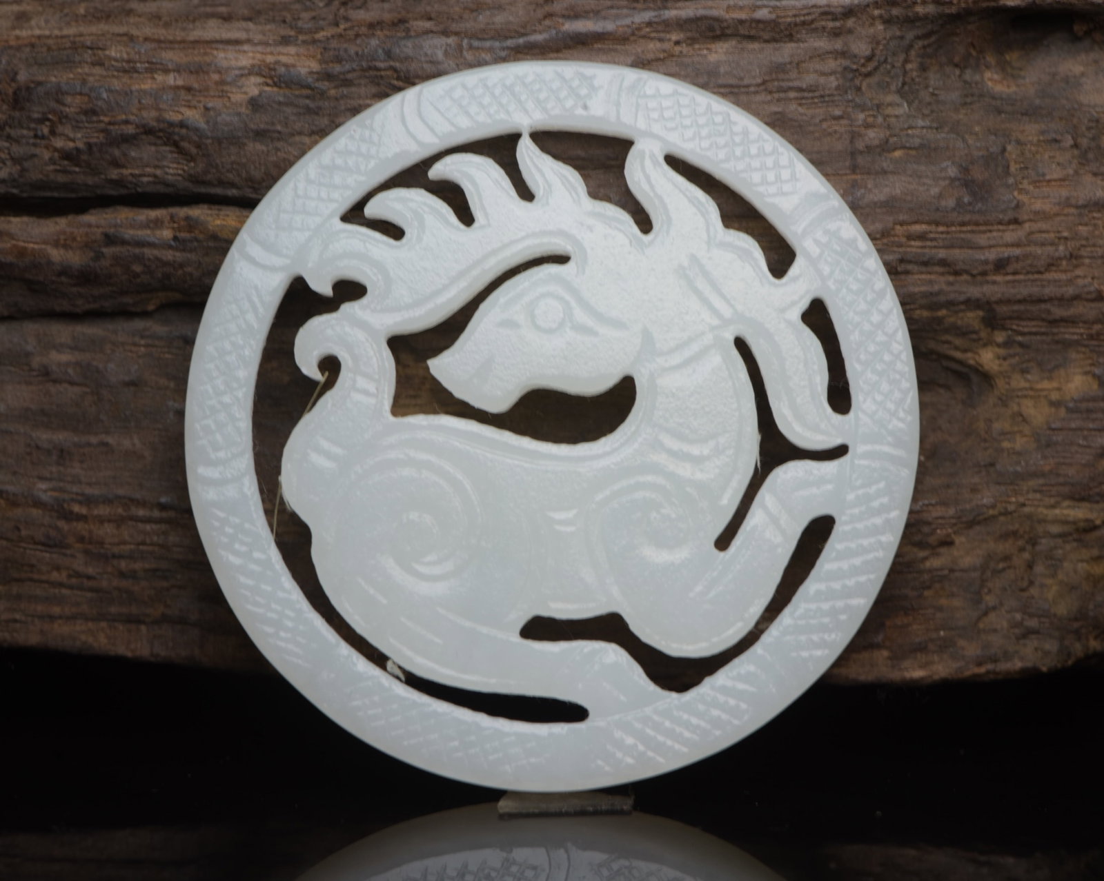 An Exquisite White Jade Deer Pattern Pendant - 2
