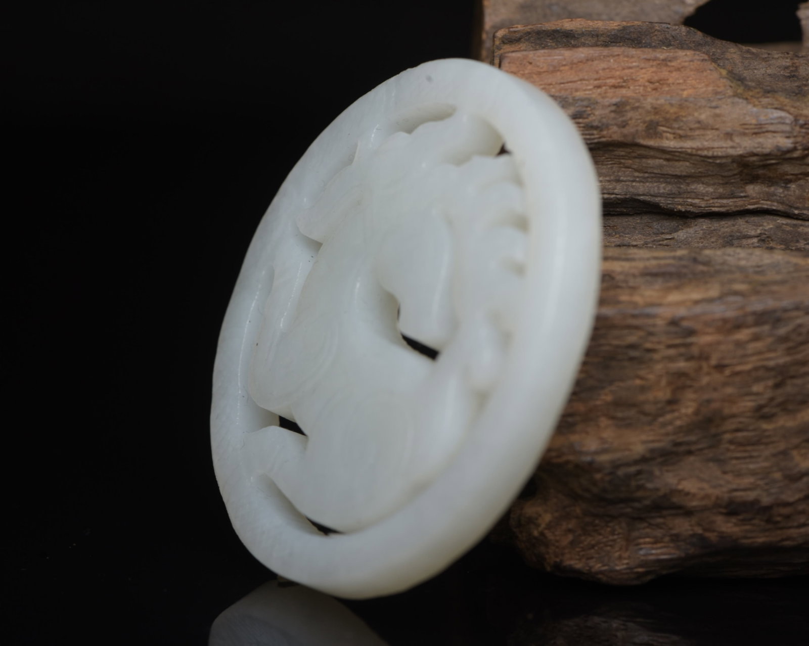 An Exquisite White Jade Deer Pattern Pendant - 3
