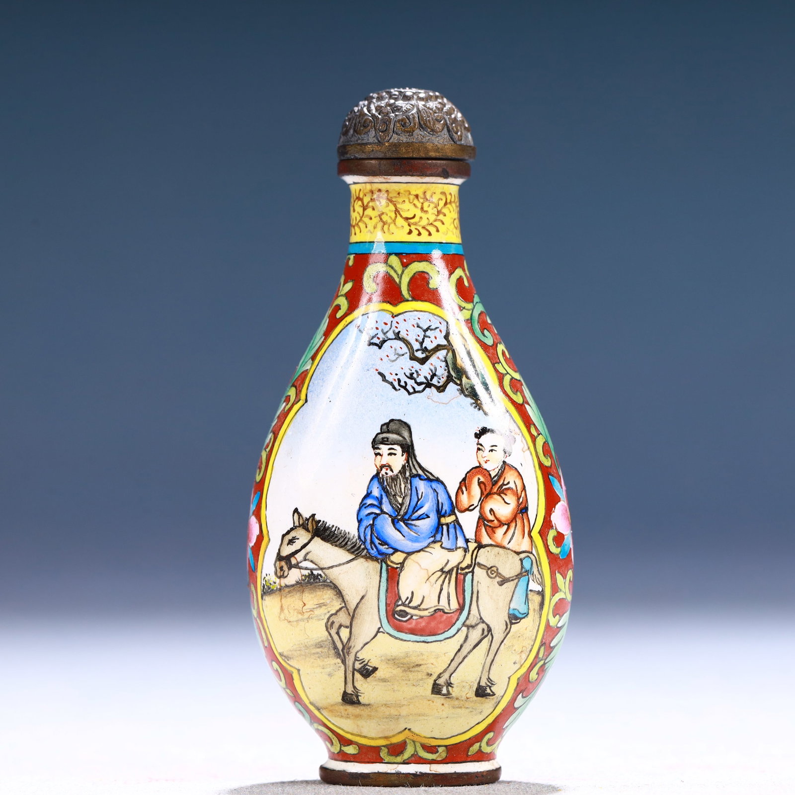 An Exquisite Painted Enamel Figure Pattern Snuff Bottle: An Exquisite Painted Enamel Figure Pattern Snuff Bottle,Qing Dynasty, China,Qianlong Four-character Mark,Size:1.4inx0.6inx3in,Weight:51g 画珐琅人物纹鼻烟