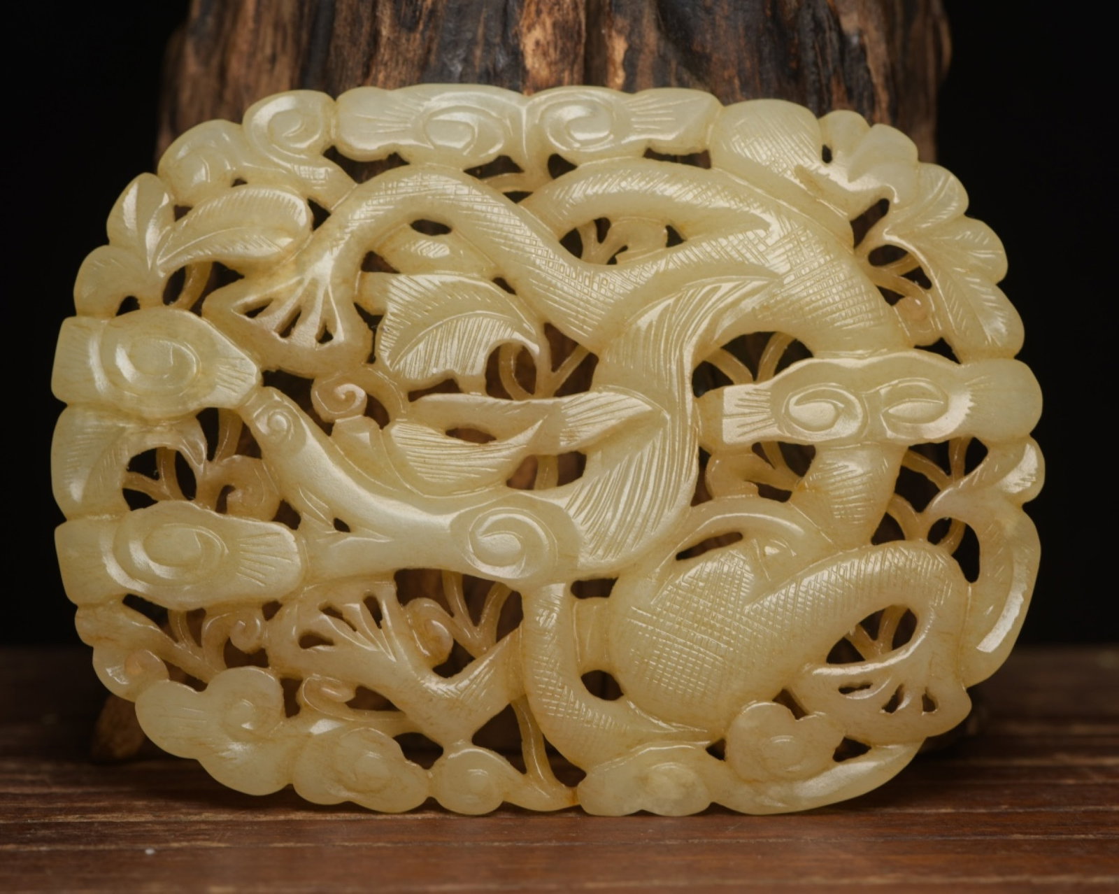 An Exquisite White Jade Auspicious Cloud and Dragon Pattern Pendant: An Exquisite White Jade Auspicious Cloud and Dragon Pattern Pendant,Qing Dynasty,China,Size:4.8inx3.6inx0.3in,Weight:147g 白玉祥云龙纹佩,中国ę