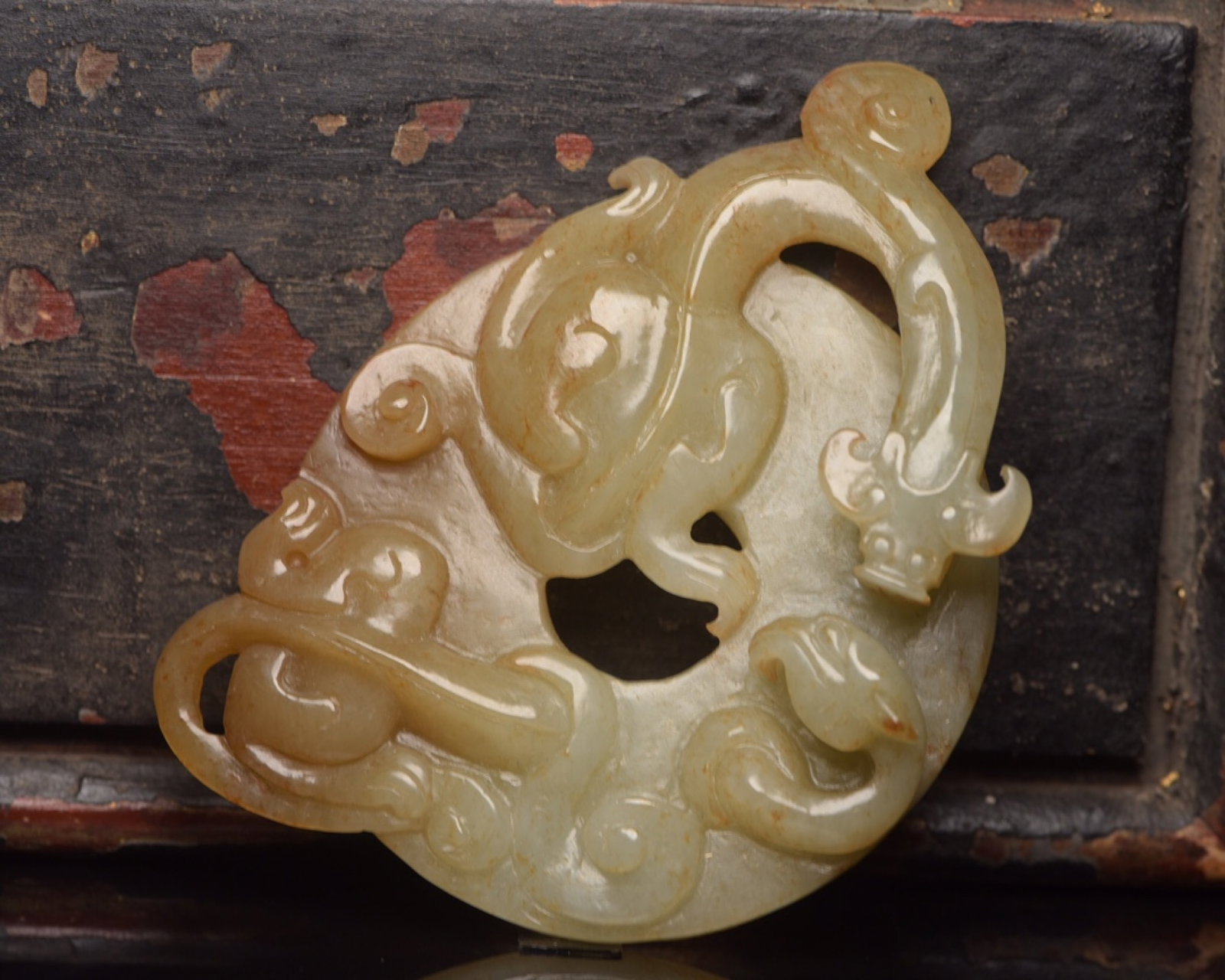 An Exquisite White Jade Dragon and Phoenix Pattern Pendant: An Exquisite White Jade Dragon and Phoenix Pattern Pendant,Qing Dynasty,China,Size:3.8inx2.6inx0.7in,Weight:86g 白玉龙凤纹牌,中国清代