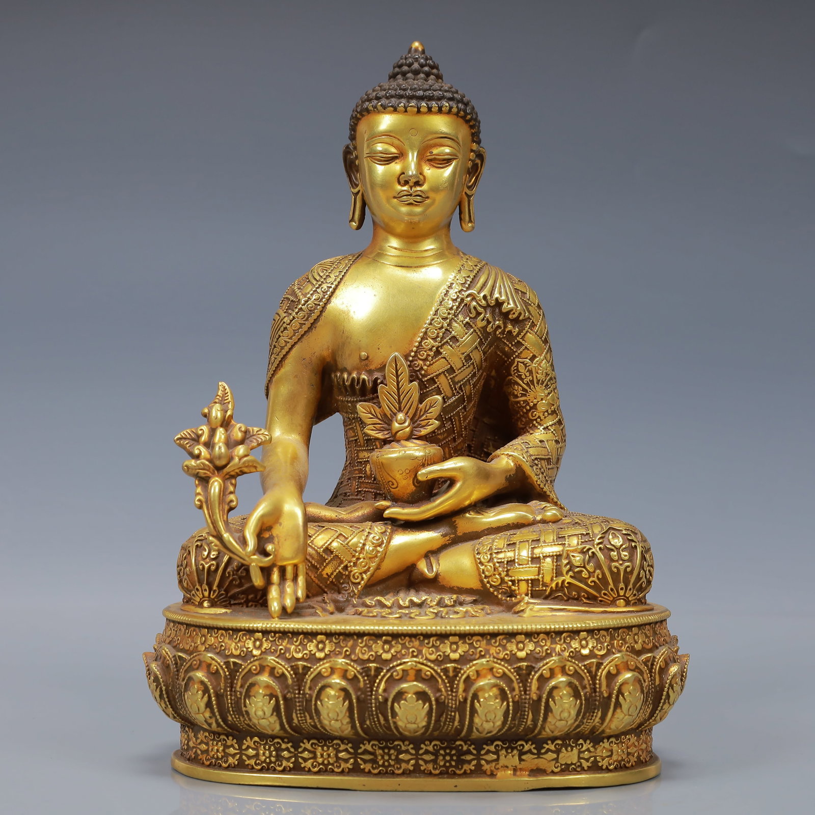 An Exquisite Gilt Bronze Statue of Sakyamuni: An Exquisite Gilt Bronze Statue of Sakyamuni,Ming Dynasty, China,Yongle Six-character Mark,Size:5.1inx3.9inx7.9in,Weight:2850g 铜鎏金如来像,中国明