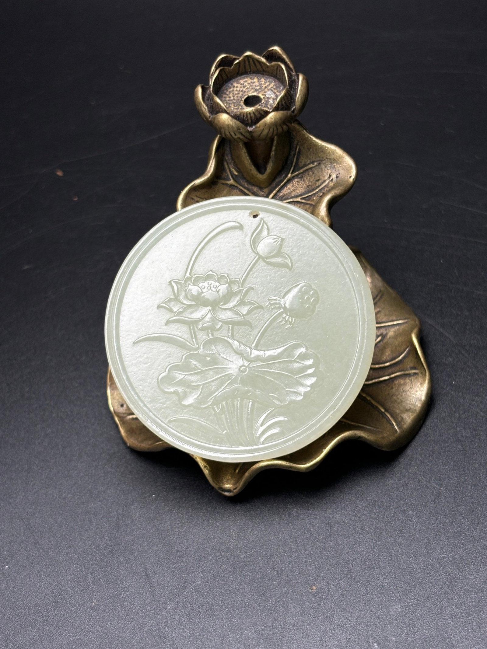An Exquisite White Jade Flower Pattern Pendant: An Exquisite White Jade Flower Pattern Pendant,Qing Dynasty,China,Size:53mmx4mm,Weight:23g 白玉花卉纹牌,中国清代