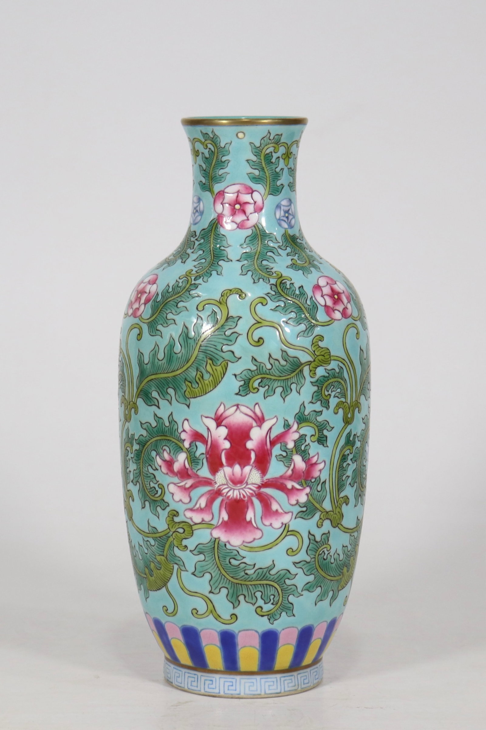 An Exquisite Green Ground Famille-Rose Lotus Pattern Vase: An Exquisite Green Ground Famille-Rose Lotus Pattern Vase,Qing Dynasty,China,Kangxi Four-character Mark,Size:9.1inx3.7in 绿地粉彩缠枝莲纹瓶,ߑ