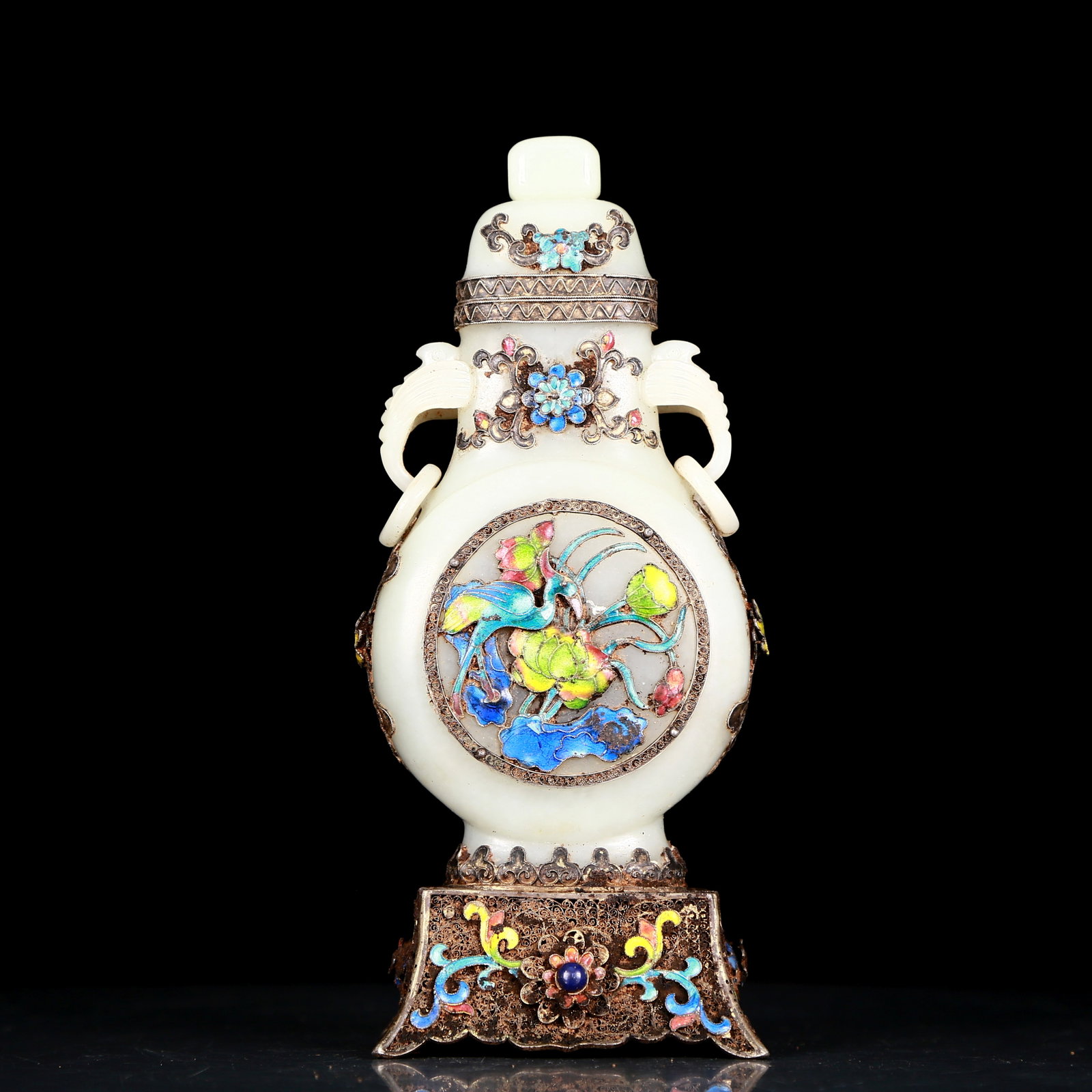 An exquisite white jade-covered silver-gilt elephant-ear vase with floral patterns: An exquisite white jade-covered silver-gilt elephant-ear vase with floral patterns, Qing Dynasty, China, Qianlong four-character mark, Size: 3.5inx2.6inx8.7in, Weight: 545g 清代 乾&#