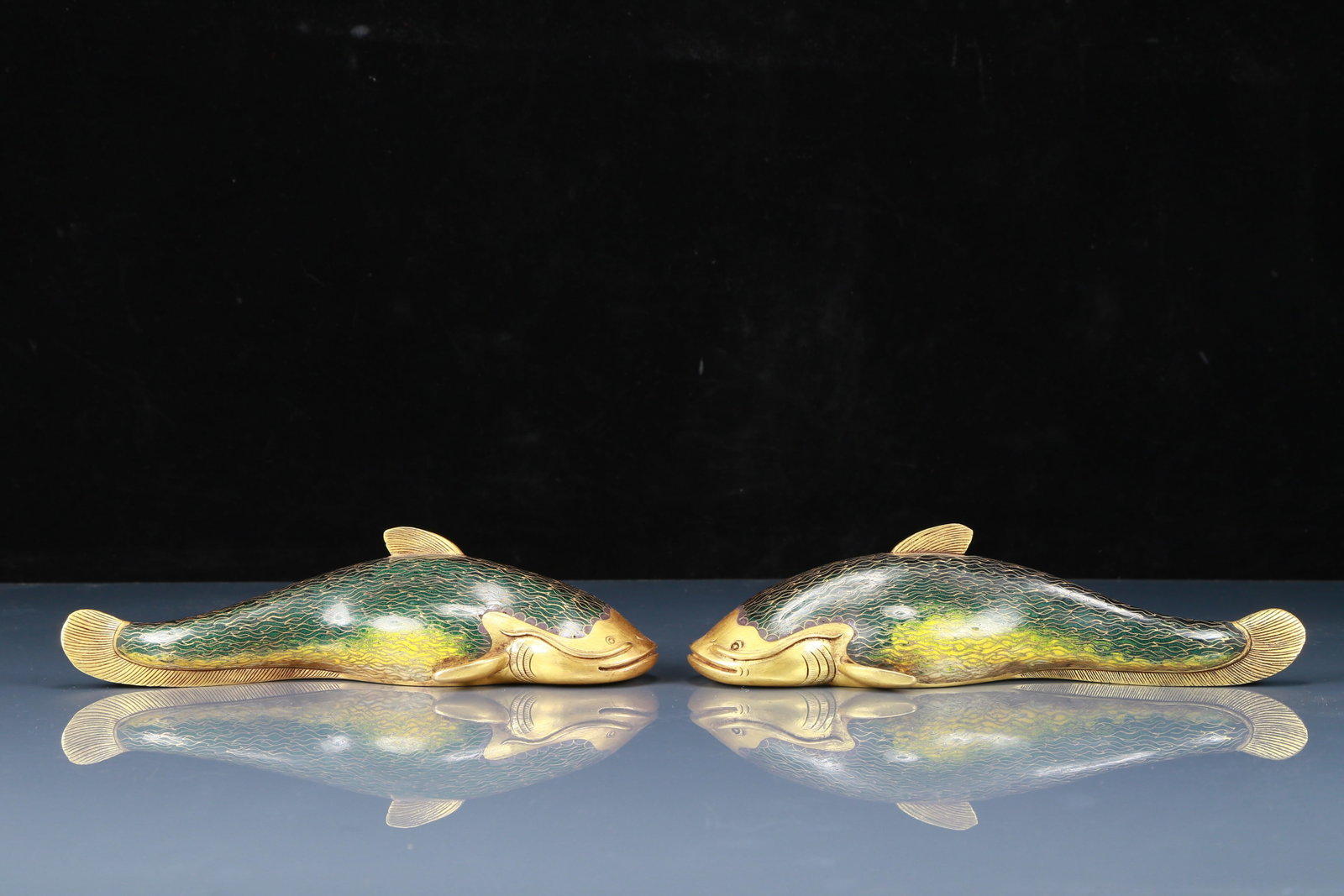 A Pair of Exquisite Cloisonne Fish Ornaments: A Pair of Exquisite Cloisonne Fish Ornaments，Qing Dynasty, China，Qianlong Six-character Mark，Size:3.5inx10.6inx2.8in，Weight:1.90kg 景泰蓝鱼形&