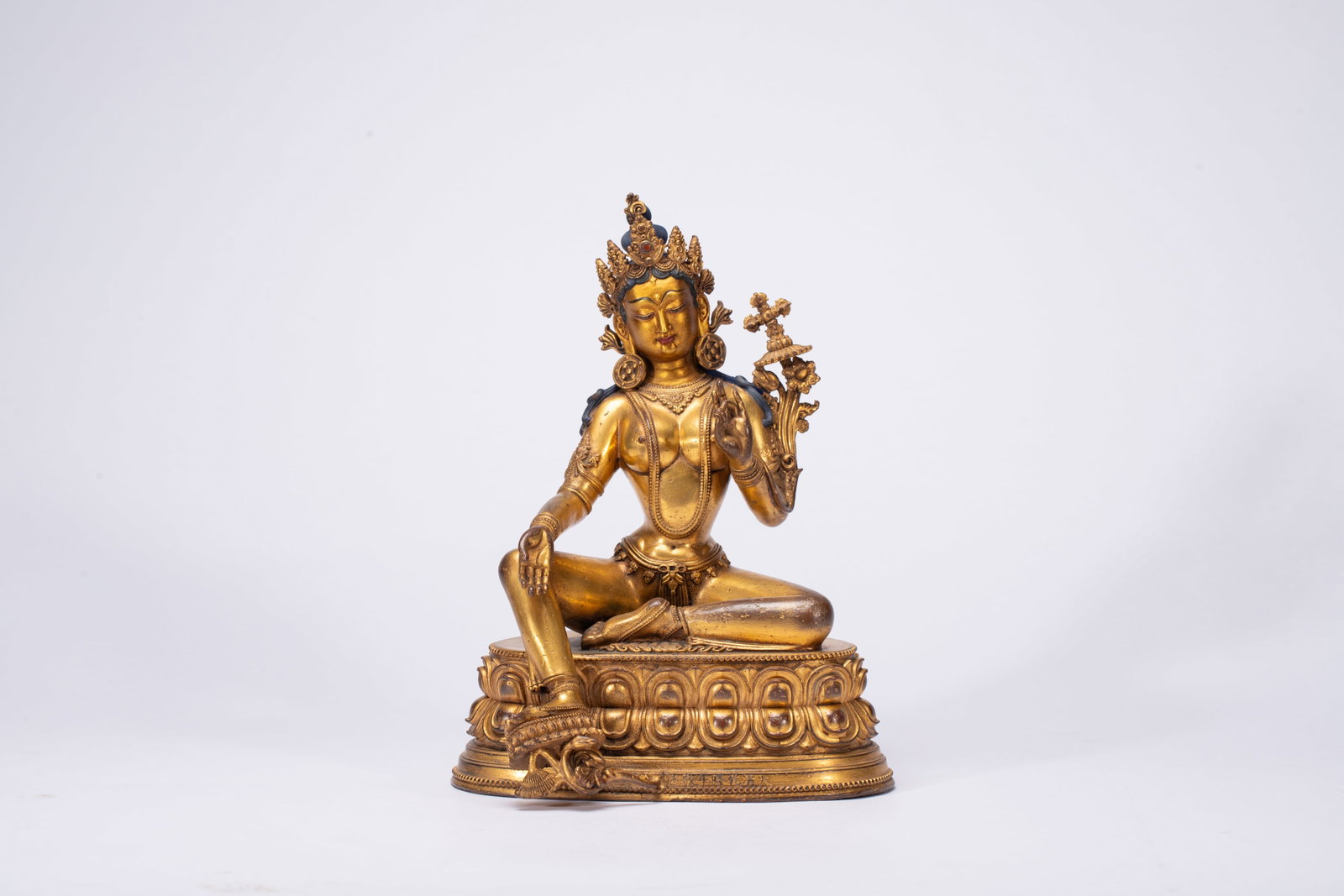 A Solemn Gilt Bronze Statue of Vajrasattva: A Solemn Gilt Bronze Statue of Vajrasattva,Qing Dynasty,China,Qianlong Mark,Size:6.1inx5.1inx8.3in,Weight:1700g 铜鎏金金刚萨陲像,中国清
