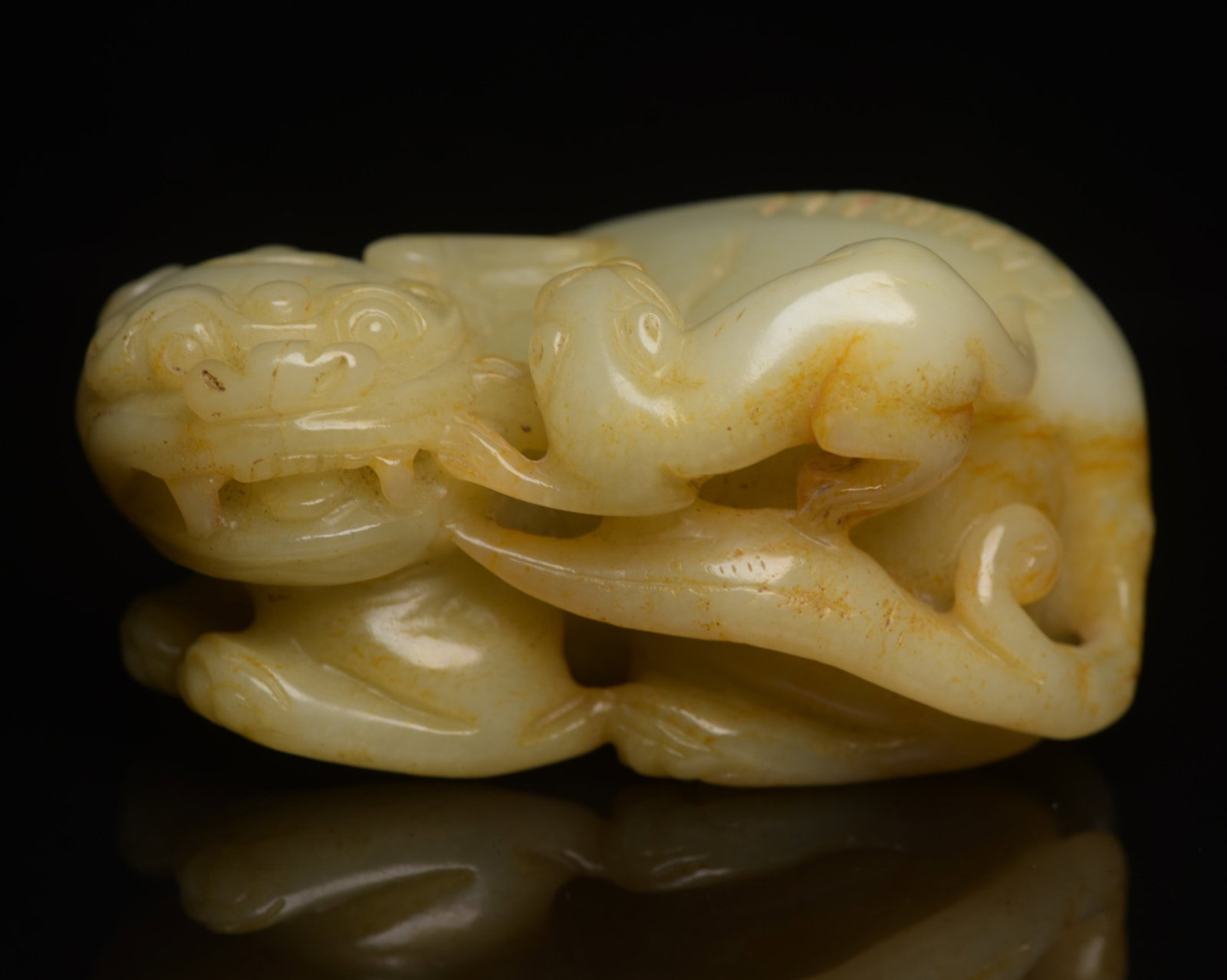 An Exquisite White Jade Lion Ornament: An Exquisite White Jade Lion Ornament,Qing Dynasty,China,Size:3.5inx2.5inx1.8in,Weight:368g 白玉狮子摆件,中国清代