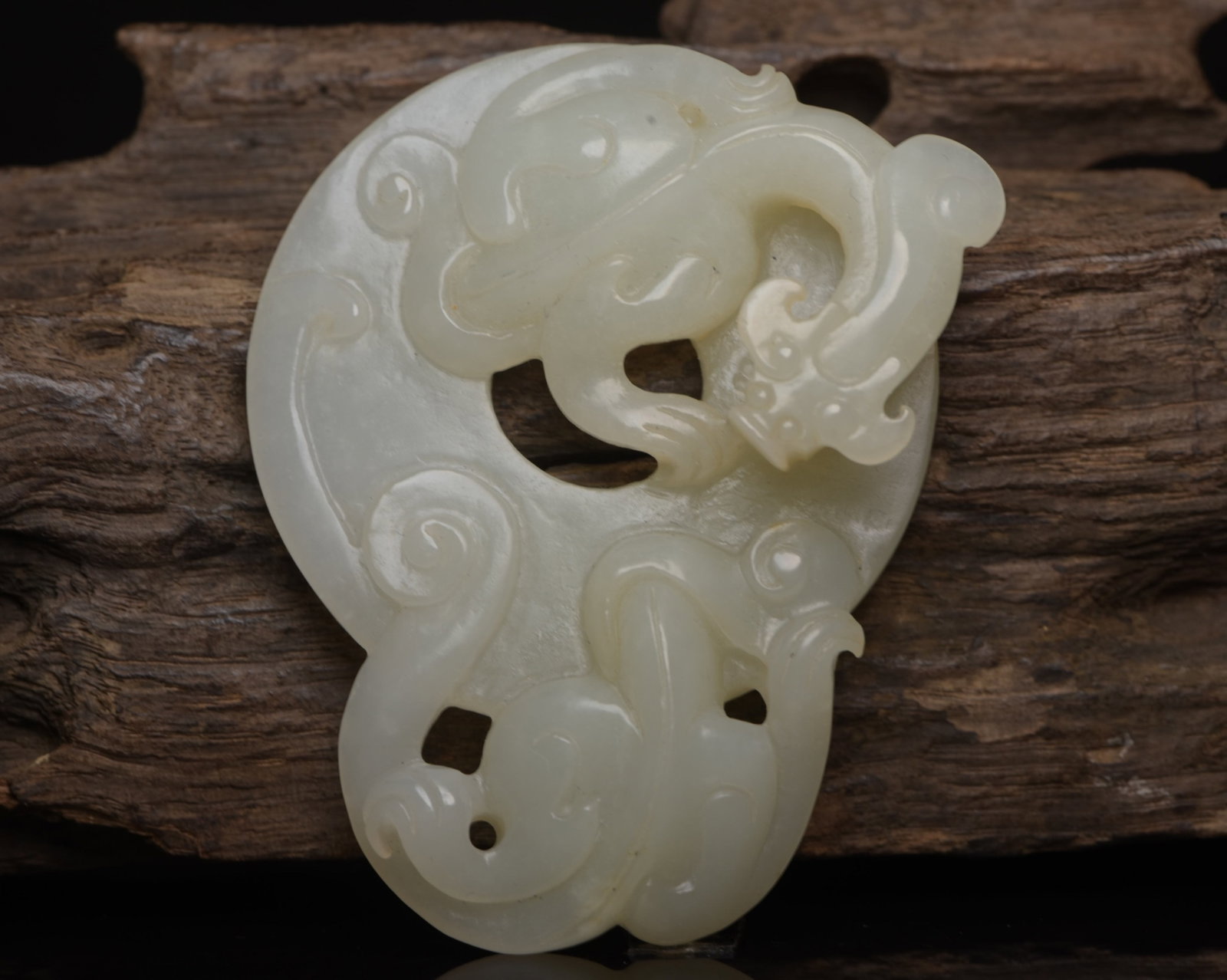 An Exquisite White Jade Chi-Dragon Pattern Pendant: An Exquisite White Jade Chi-Dragon Pattern Pendant,Qing Dynasty,China,Size:3.1inx2.4inx0.7in,Weight:73g 白玉螭龙纹佩,中国清代