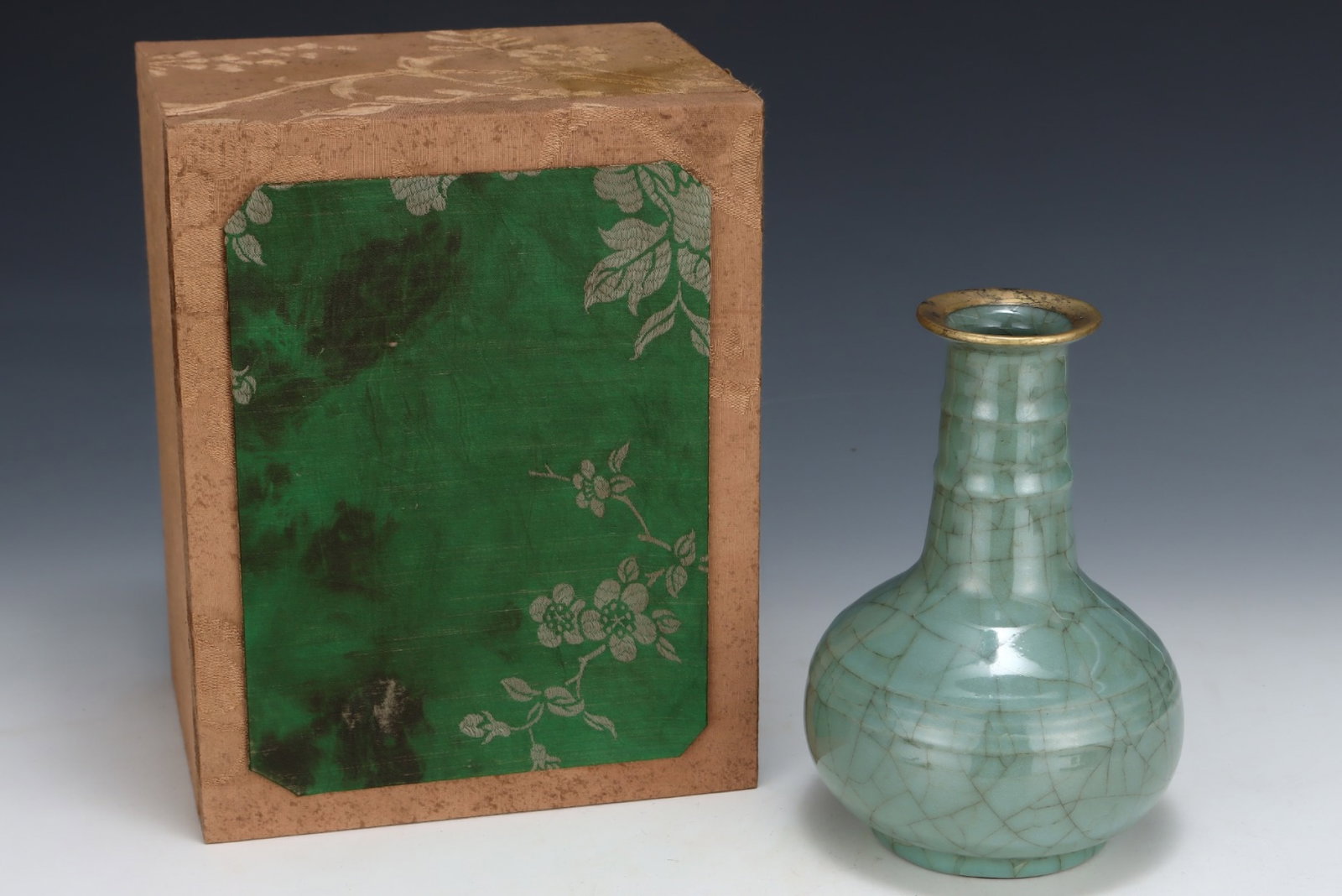 An Exquisite Guan yao Cover with Gold Vase,with an Imperial Poem by Emperor Qianlong: An Exquisite Guan yao Cover with Gold Vase,with an Imperial Poem by Emperor Qianlong,Song Dynasty,China,Size:8.3inx5.6in 官窑包金瓶,带乾隆御ག